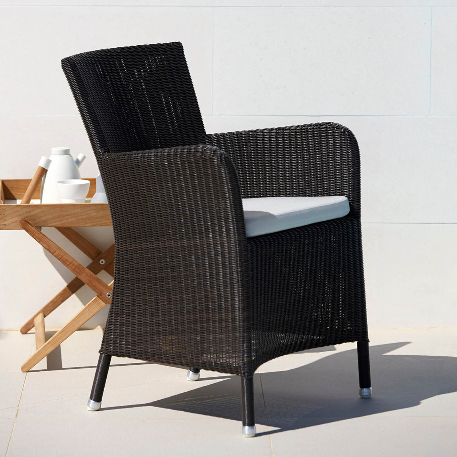 Hampsted Stuhl aus Cane-line Weave in Taupe mit Kissen aus Cane-line Natté in Black