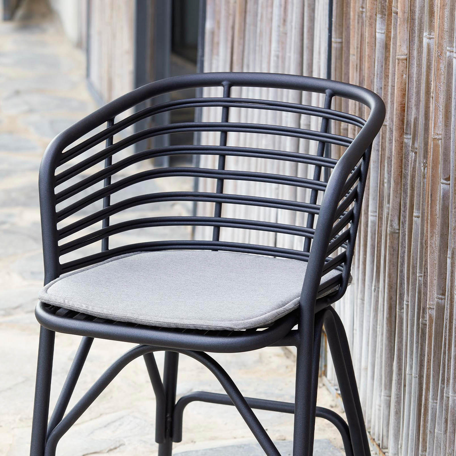 Blend Stuhl aus Aluminium in Lava Grey mit Kissen aus Cane-line Natté in Light Grey
