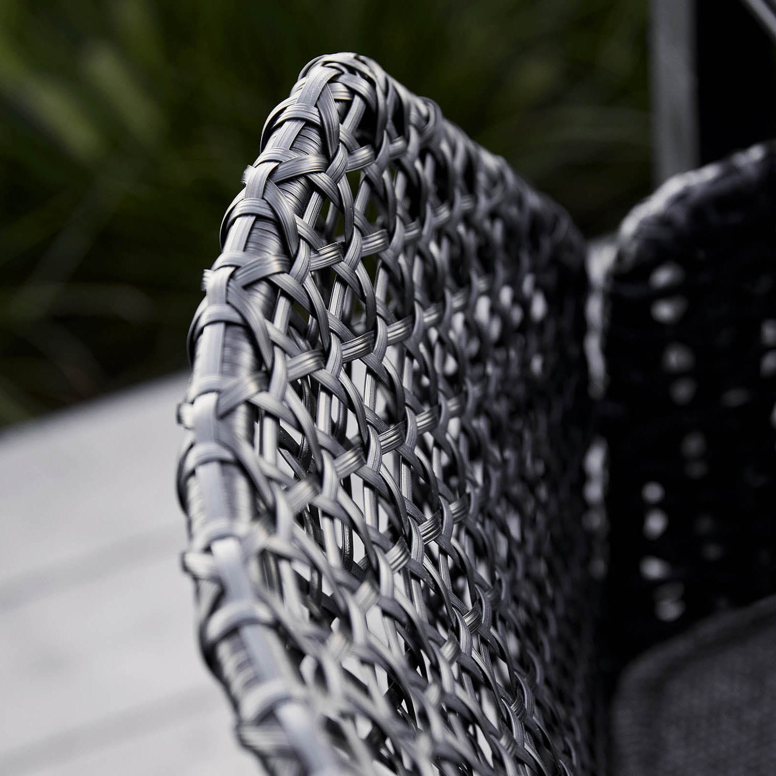Vibe Stuhl aus Cane-line Weave in Graphite mit Kissen aus Cane-line Natté in Light Grey