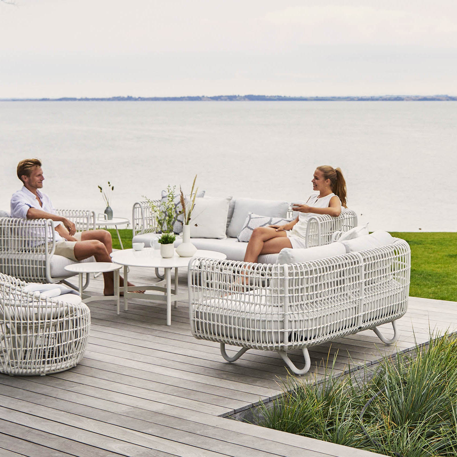Nest 3-Sitzer Sofa aus Cane-line Weave in Natural mit Kissen aus Cane-line Natté in Light Grey