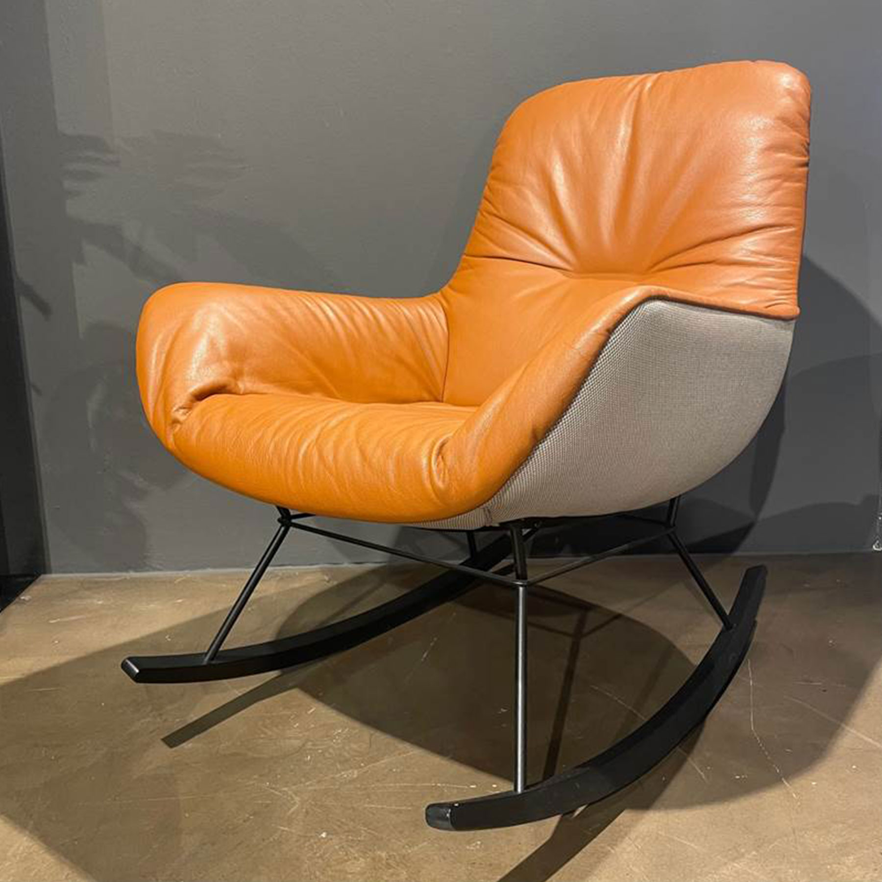 Leya Rocking Lounge Chair aus Stoff und Leder in Cognac 