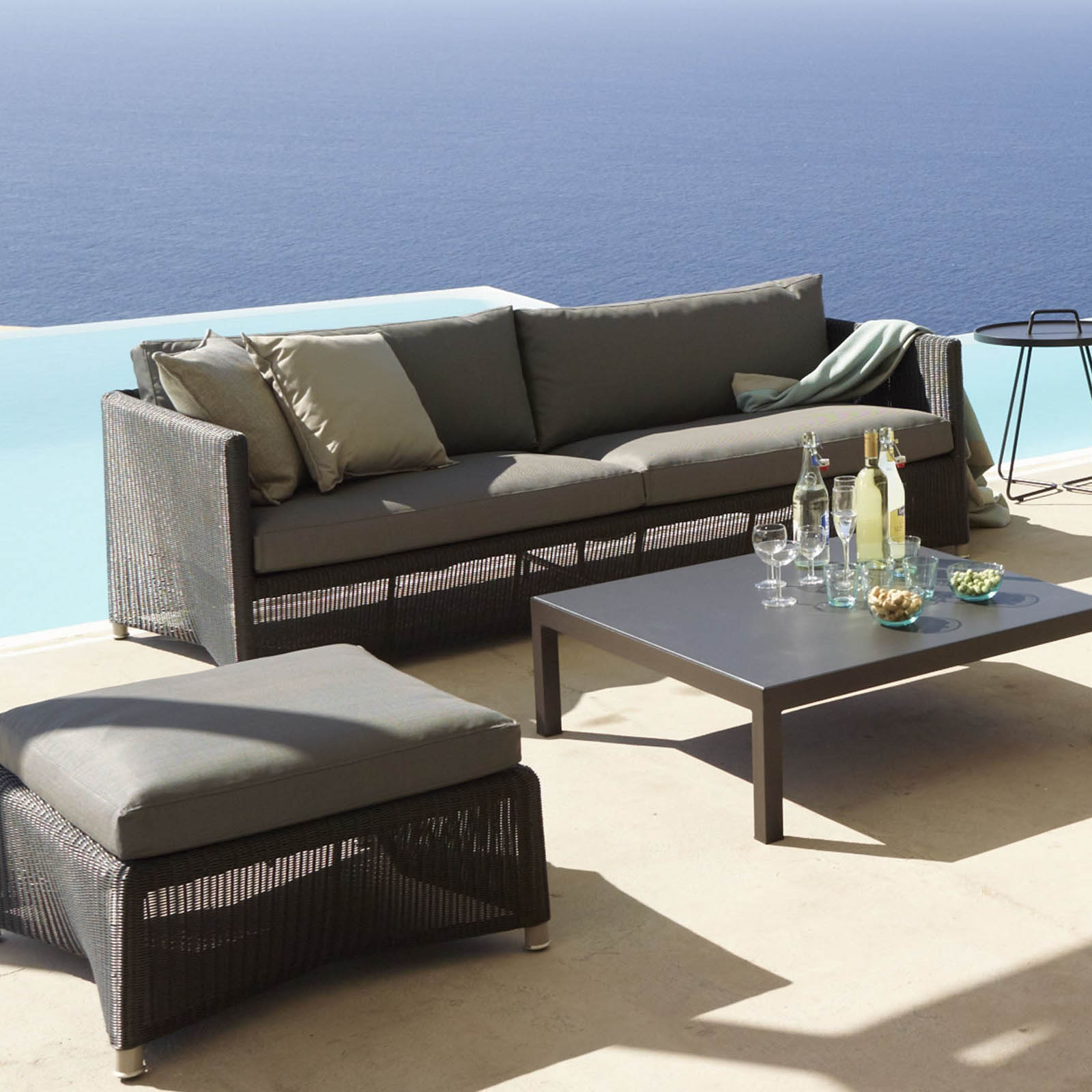 Diamond 3-Sitzer Sofa aus Cane-line Weave in Graphite mit Kissen aus Cane-line Natté in Grey