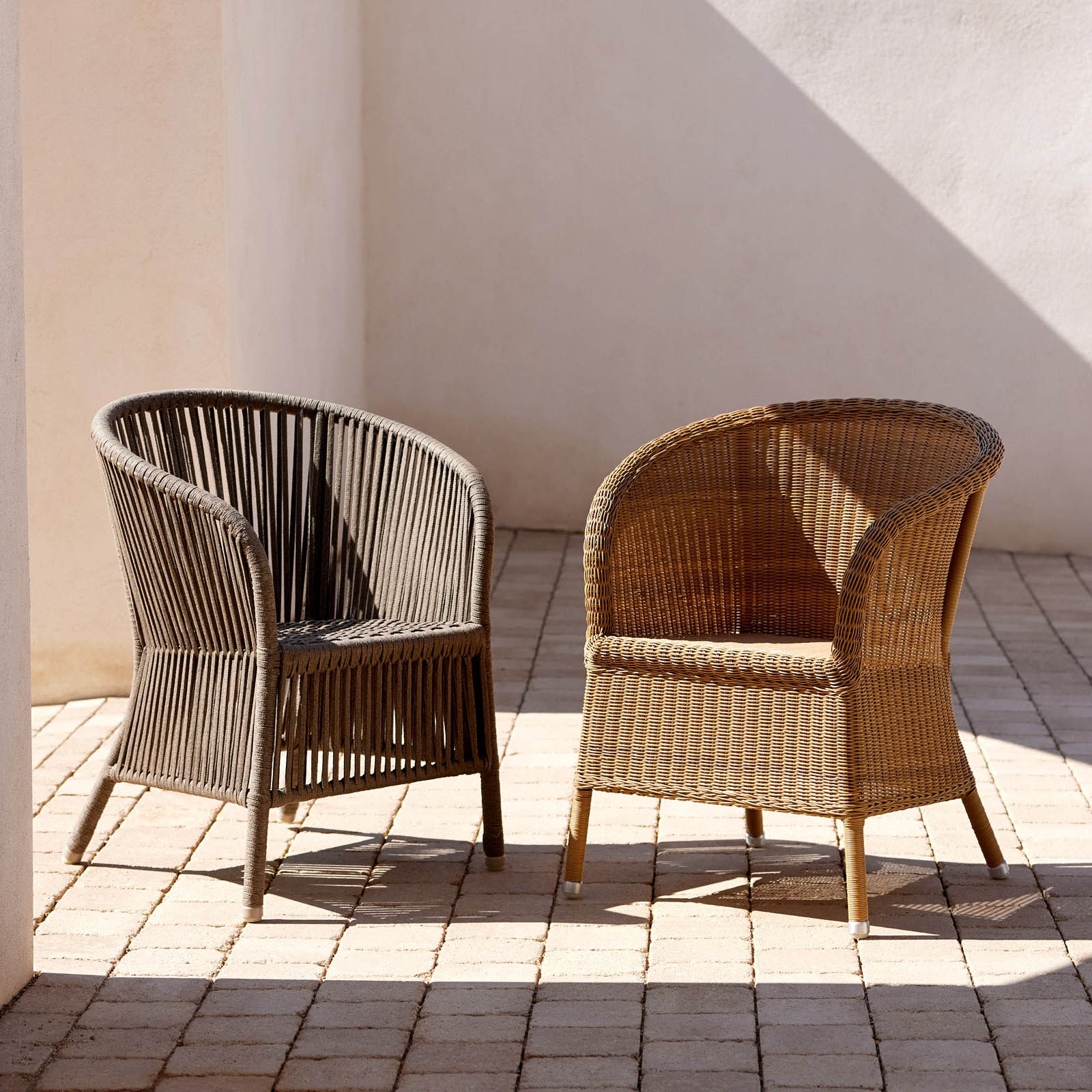 Derby Stuhl aus Cane-line Weave in Natural mit Kissen aus Cane-line Natté in White und Kissen aus Cane-line Natté in White