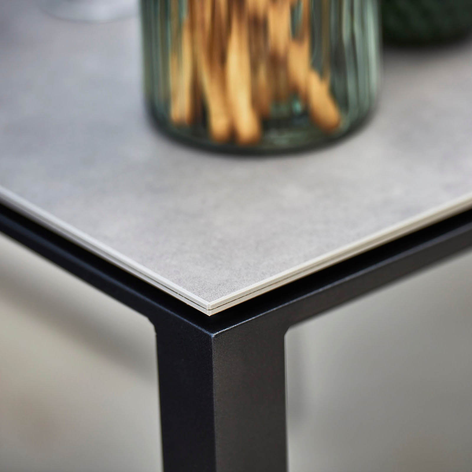 Pure Tisch in 100x100 cm aus Aluminium in Lava Grey mit Tischplatte aus Ceramic in Concrete Grey