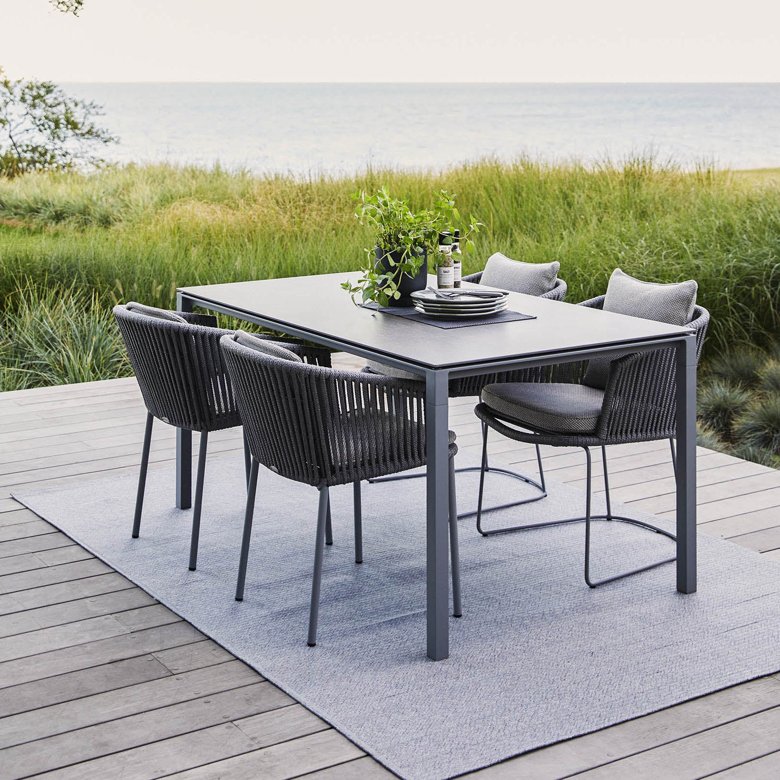 Pure Tisch 150x90 cm aus Aluminium in Light Grey mit Tischplatte aus Ceramic in Conctrete Grey