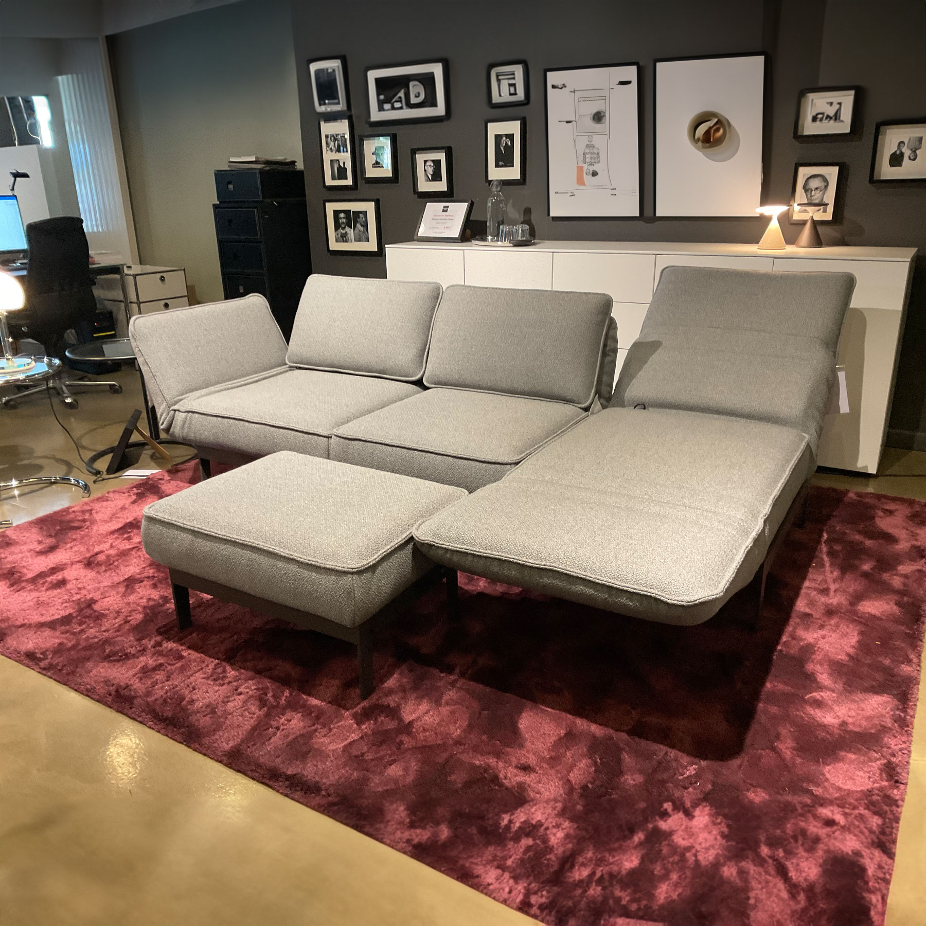 Sofa mit Hocker Mera aus Stoff in Grau
