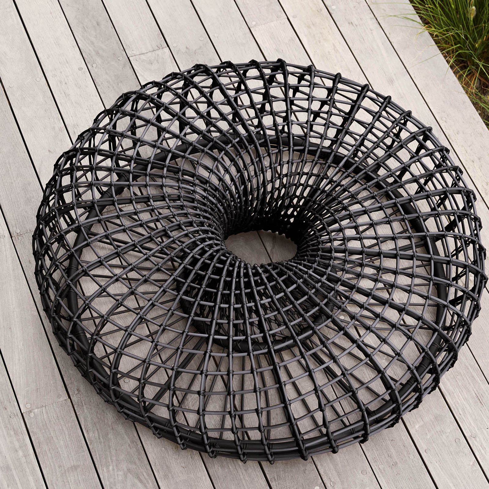 Nest Couchtisch oder Hocker groß Durchmesser 130 cm aus Cane-line Weave in Lava Grey