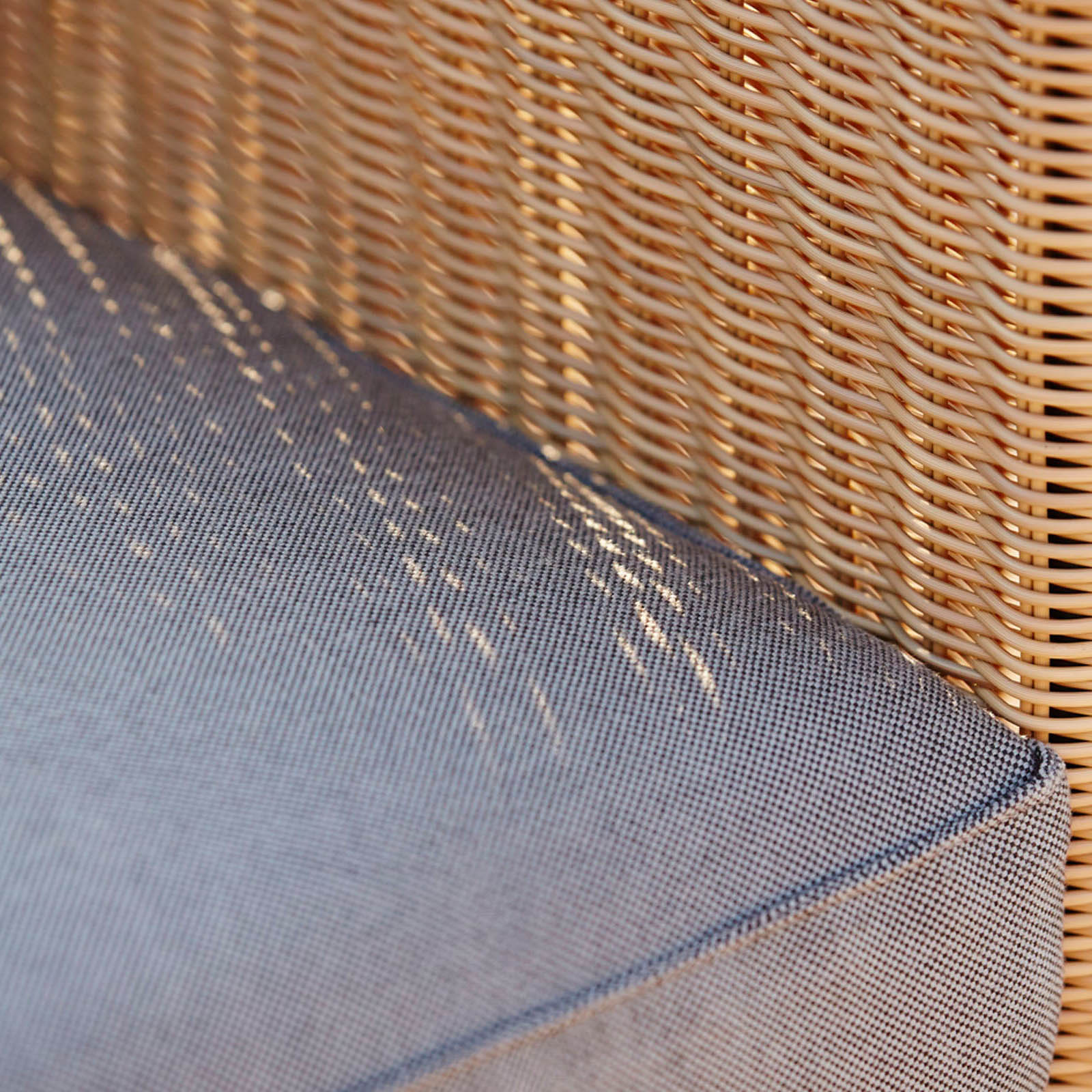 Chester 3-Sitzer Sofa aus Cane-line Weave in Graphite mit Kissen aus Cane-line Natté in Light Grey