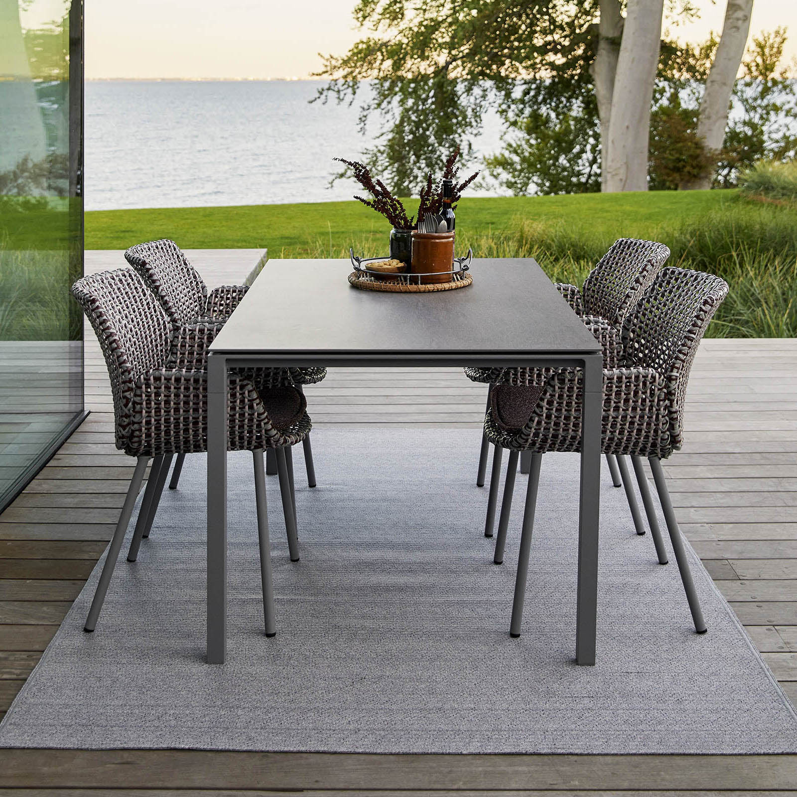 Pure Tisch 150x90 cm aus Aluminium in Light Grey mit Tischplatte aus Ceramic in Basalt
