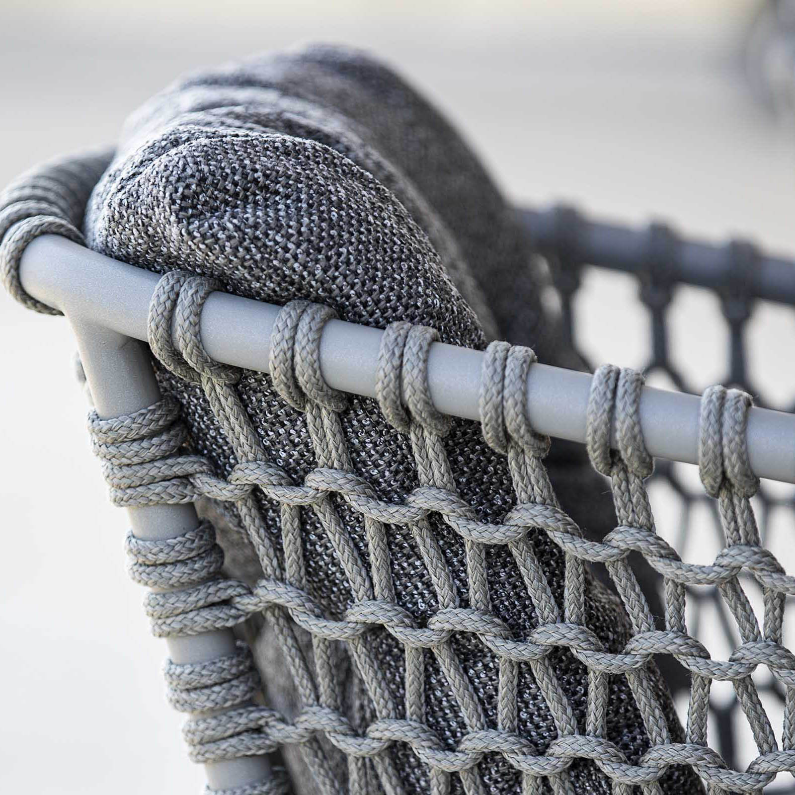 Ocean Stuhl aus Cane-line Soft Rope in Taupe mit Kissen aus Cane-line Natté in Grey