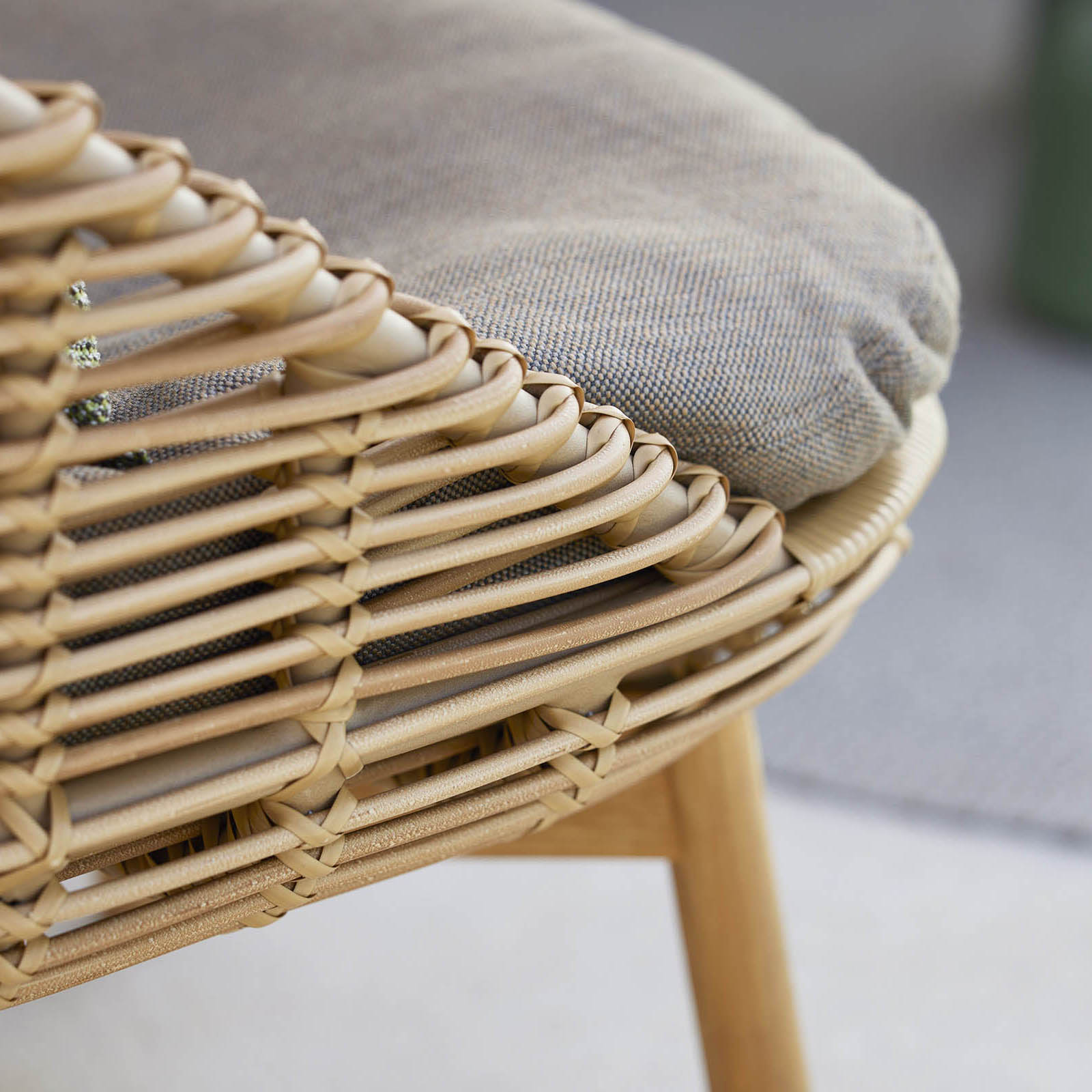 Hive Loungesessel aus Cane-line Weave in Natural mit Kissen aus Cane-line Link in Light Green