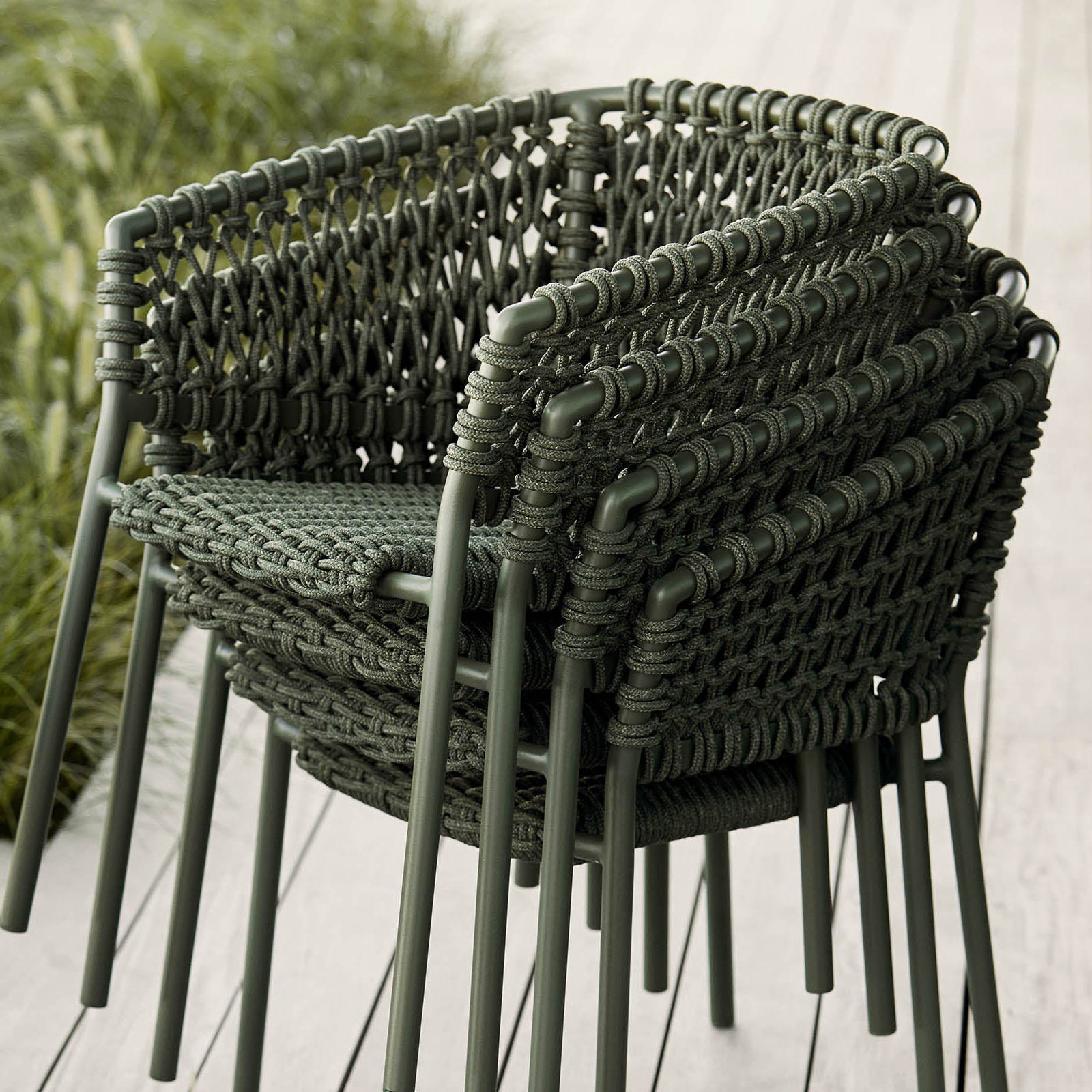 Ocean Stuhl aus Aluminium in Natural mit Kissen aus Cane-line Wove in Dark Grey