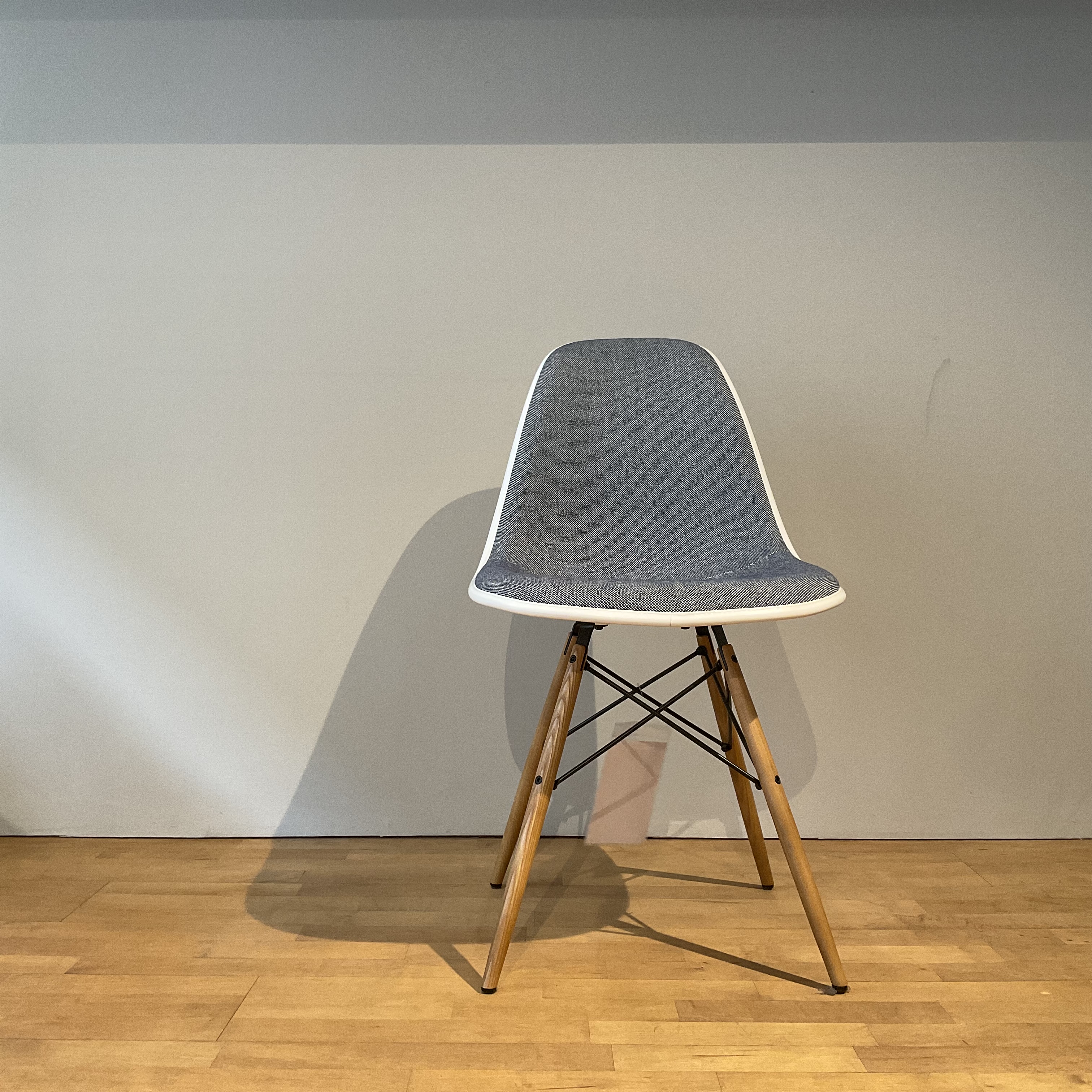 Stuhl Eames Plastic Side Chair DSW 44030700 in Blau / Elfenbein