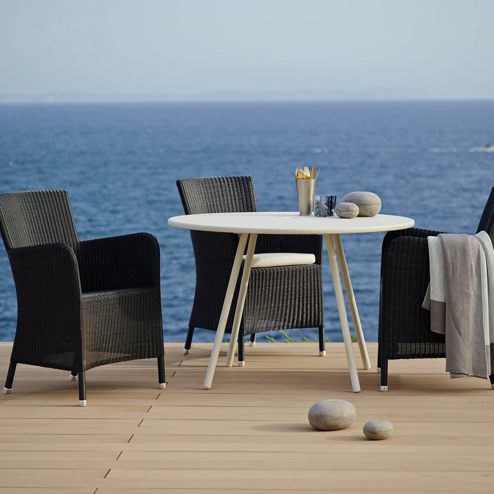 Hampsted Stuhl aus Cane-line Weave in Taupe mit Kissen aus Cane-line Natté in Black