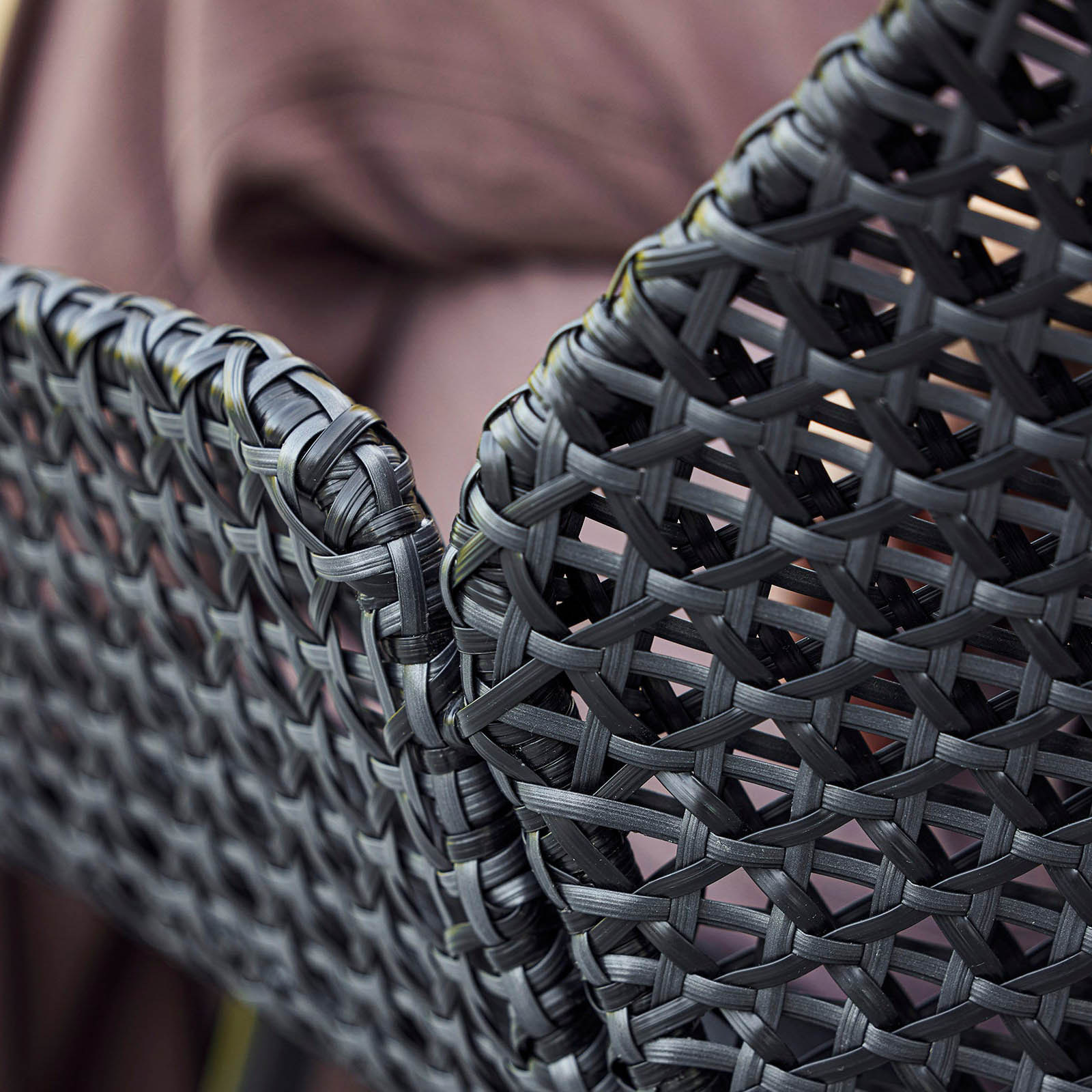 Vibe Hochlehnsessel aus Cane-line Weave in Graphite mit Kissen aus Cane-line Wove in Dark Bordeaux