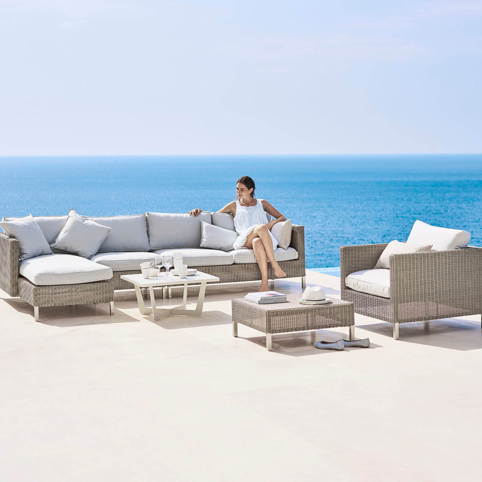 Connect 2-Sitzer Modul-Sofa links aus Cane-line Weave in Taupe mit Kissen aus Cane-line Natté in White