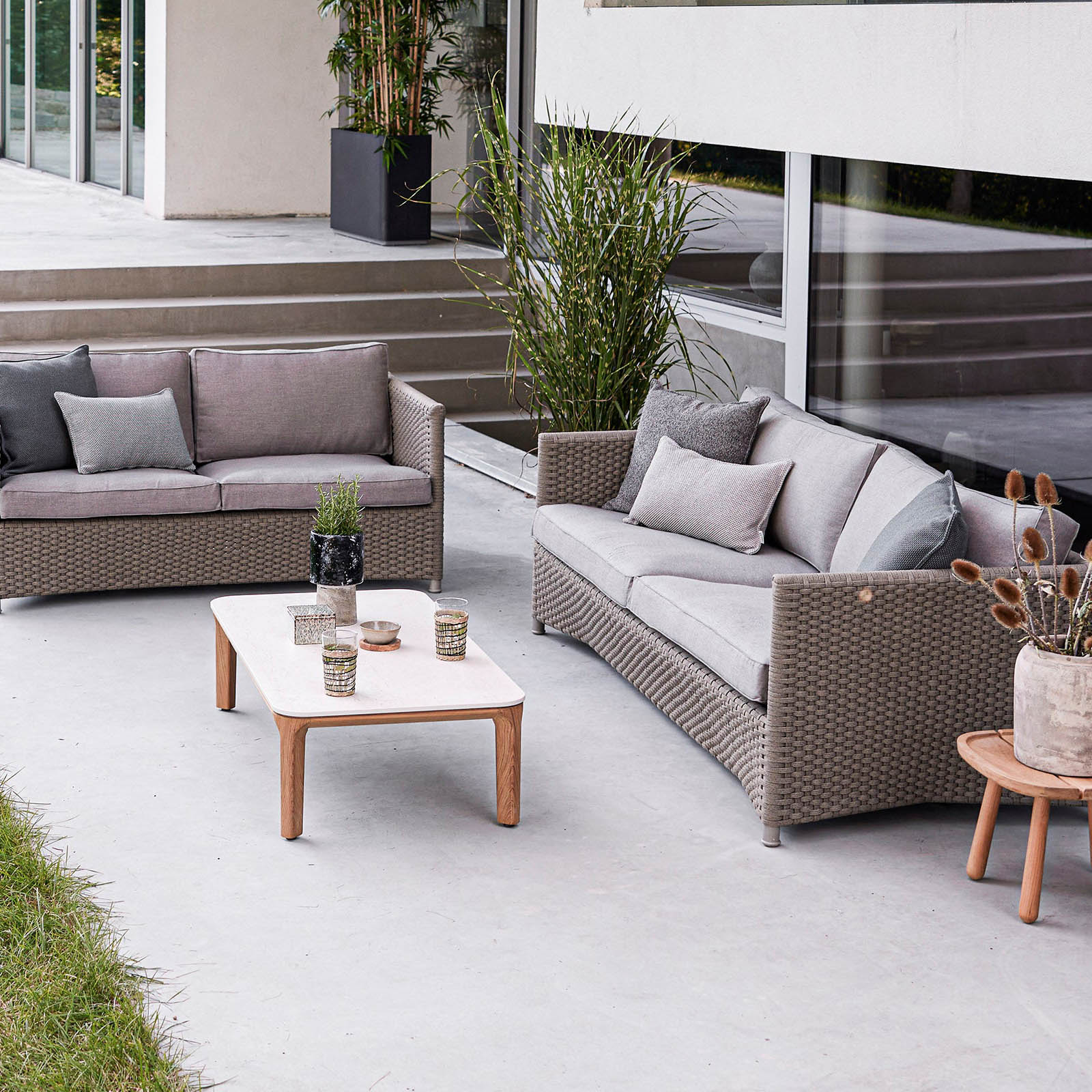 Diamond 2-Sitzer Sofa aus Cane-line Weave in Graphite mit Kissen aus Cane-line Natté in Grey