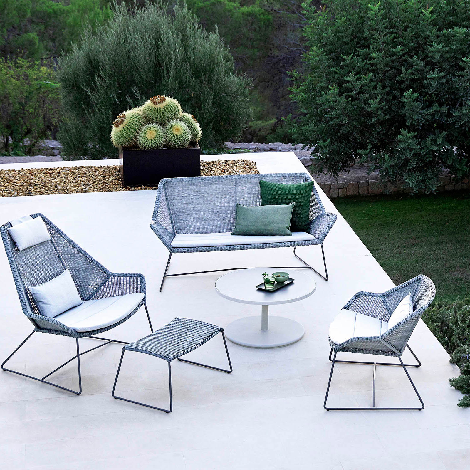 Breeze 2-Sitzer Sofa aus Cane-line Weave in White Grey mit Kissen aus Cane-line Focus in Light Grey