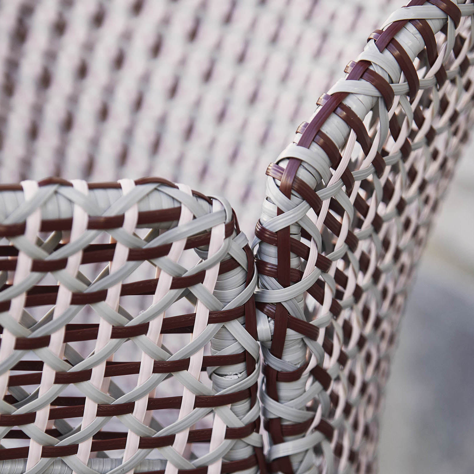 Vibe Stuhl aus Cane-line Weave in Light Grey/Grey/Taupe mit Kissen aus Cane-line Wove in Dark Bordeaux