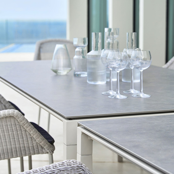 Pure Tisch 150x90 cm aus Aluminium in Taupe mit Tischplatte aus Ceramic in Basalt