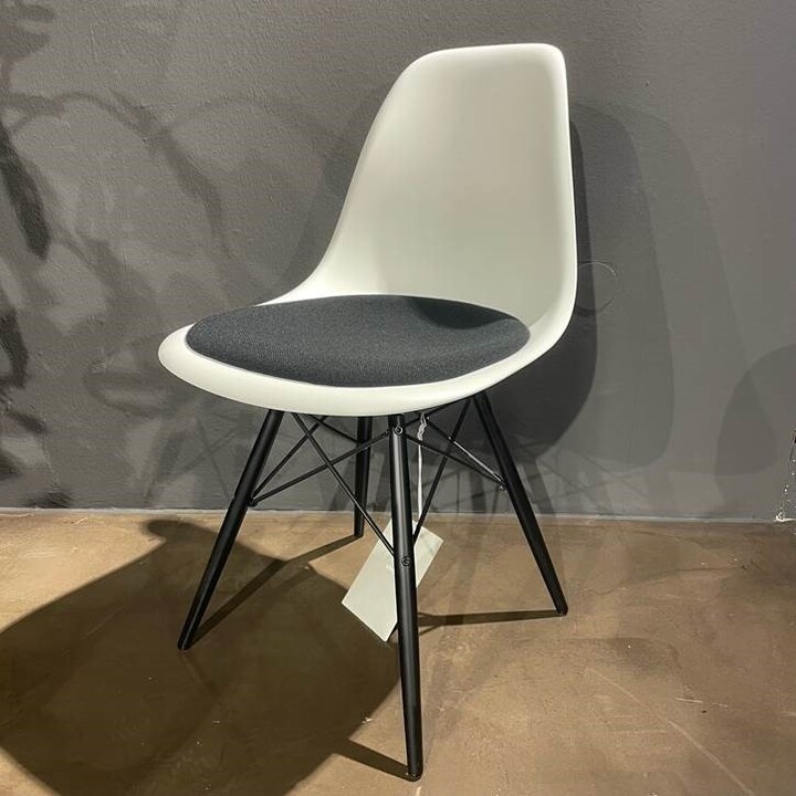 Stuhl DSW Plastic Side Chair in weiß mit Sitzpolster Stoff schwarz 