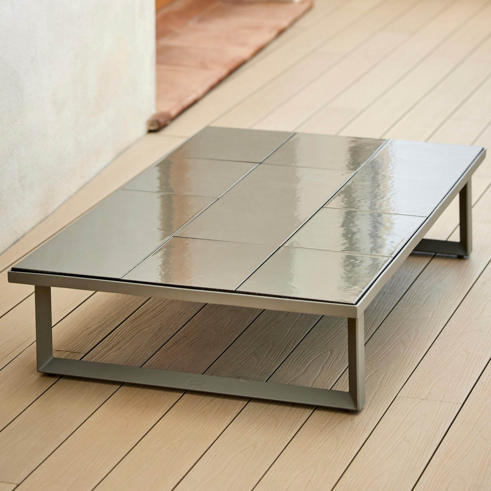 Glaze Couchtisch rechteckig mit Fliesen 120x70 cm aus Aluminium in Taupe mit Tischplatte aus glasierter Lavastein Green