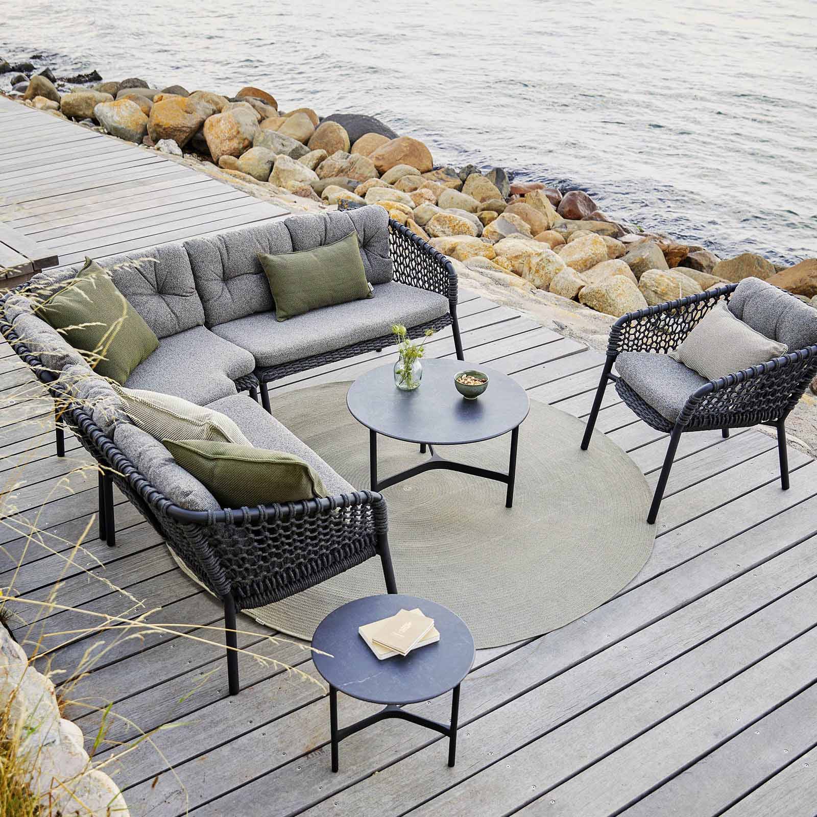 Ocean 2-Sitzer Sofa-Modul für rechts aus Cane-line Soft Rope in Dark Grey mit Kissen aus Cane-line Wove in Dark Grey