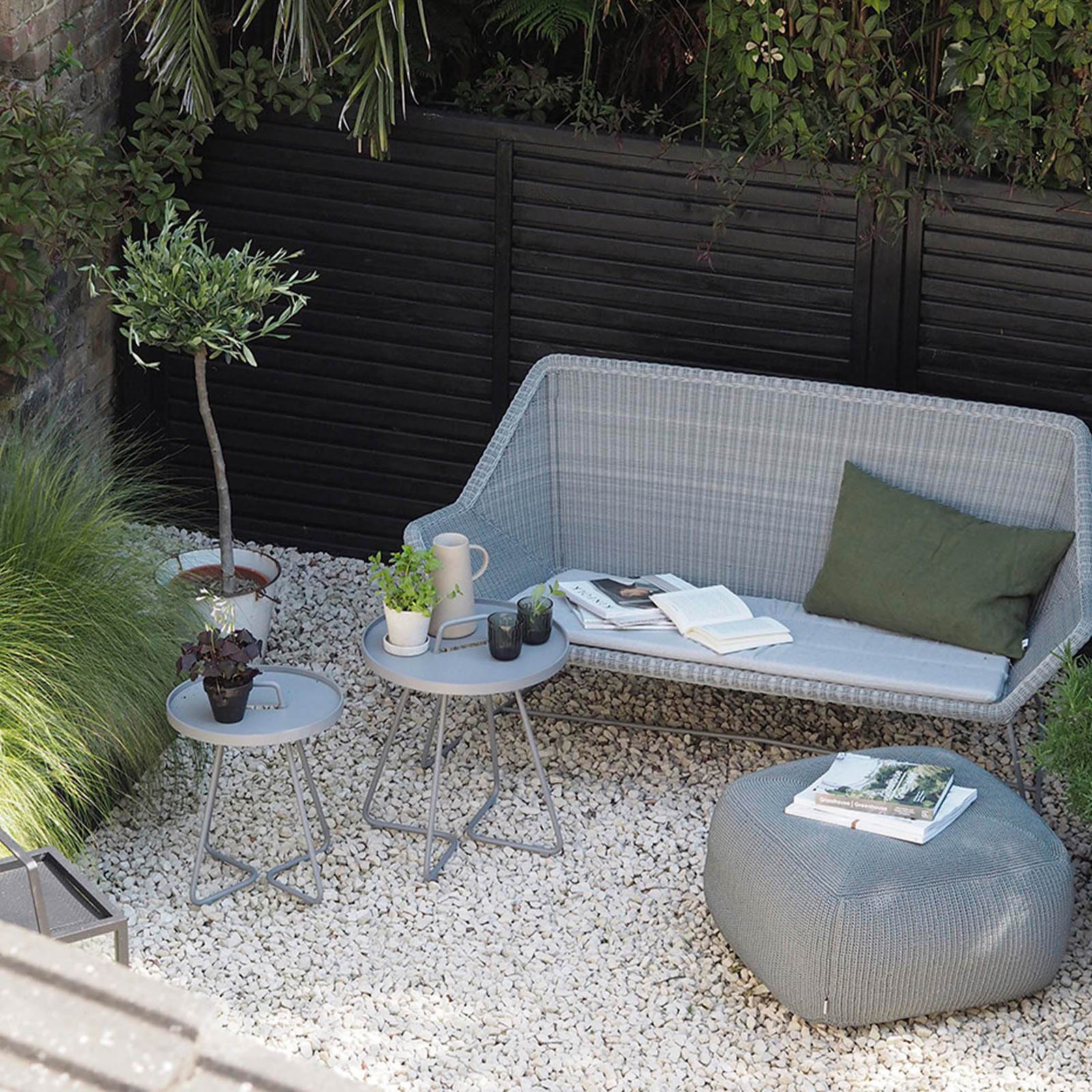 Breeze 2-Sitzer Sofa aus Cane-line Weave in Black mit Kissen aus Cane-line Natté in Taupe