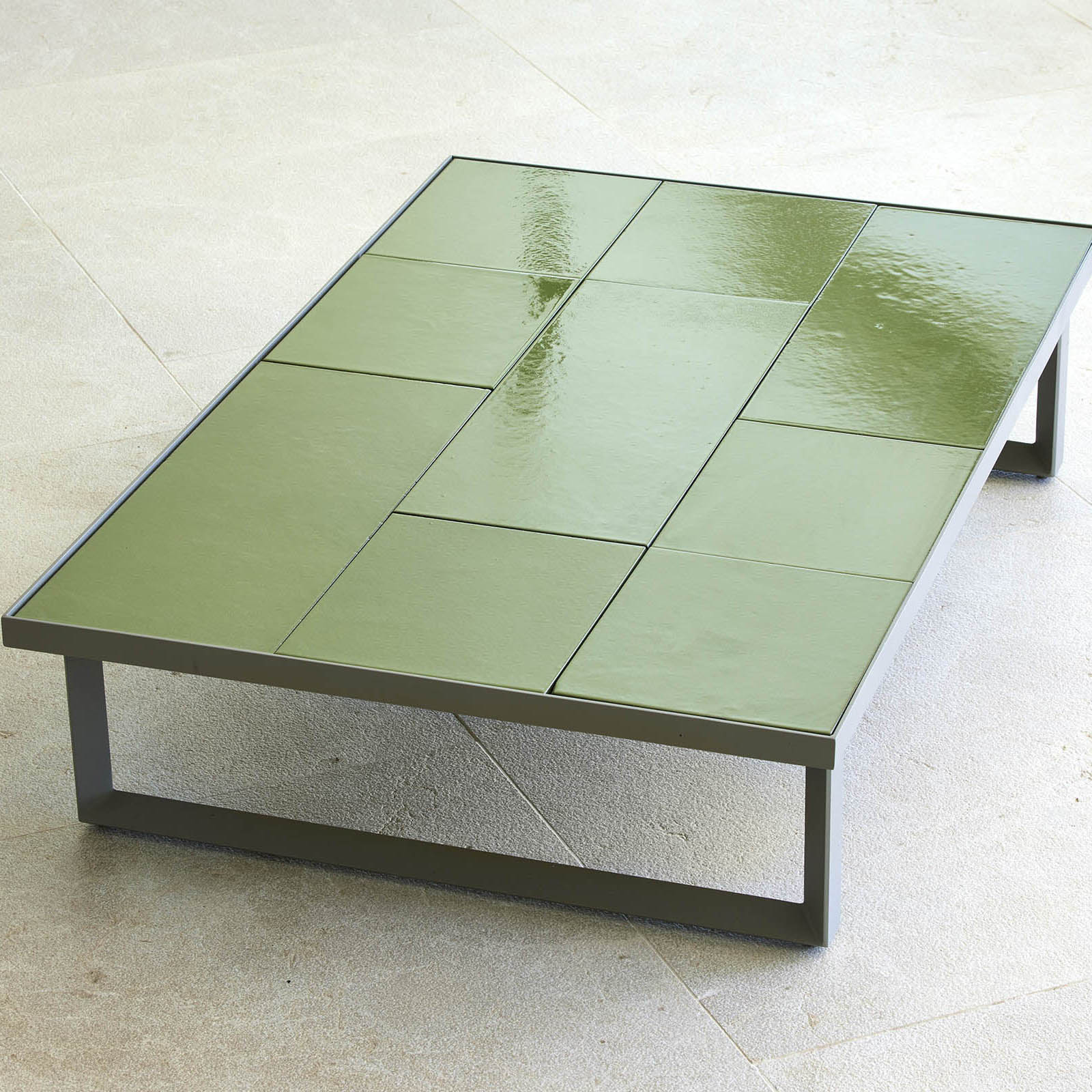 Glaze Couchtisch rechteckig mit Fliesen 120x70 cm aus Aluminium in Taupe mit Tischplatte aus glasierter Lavastein Green