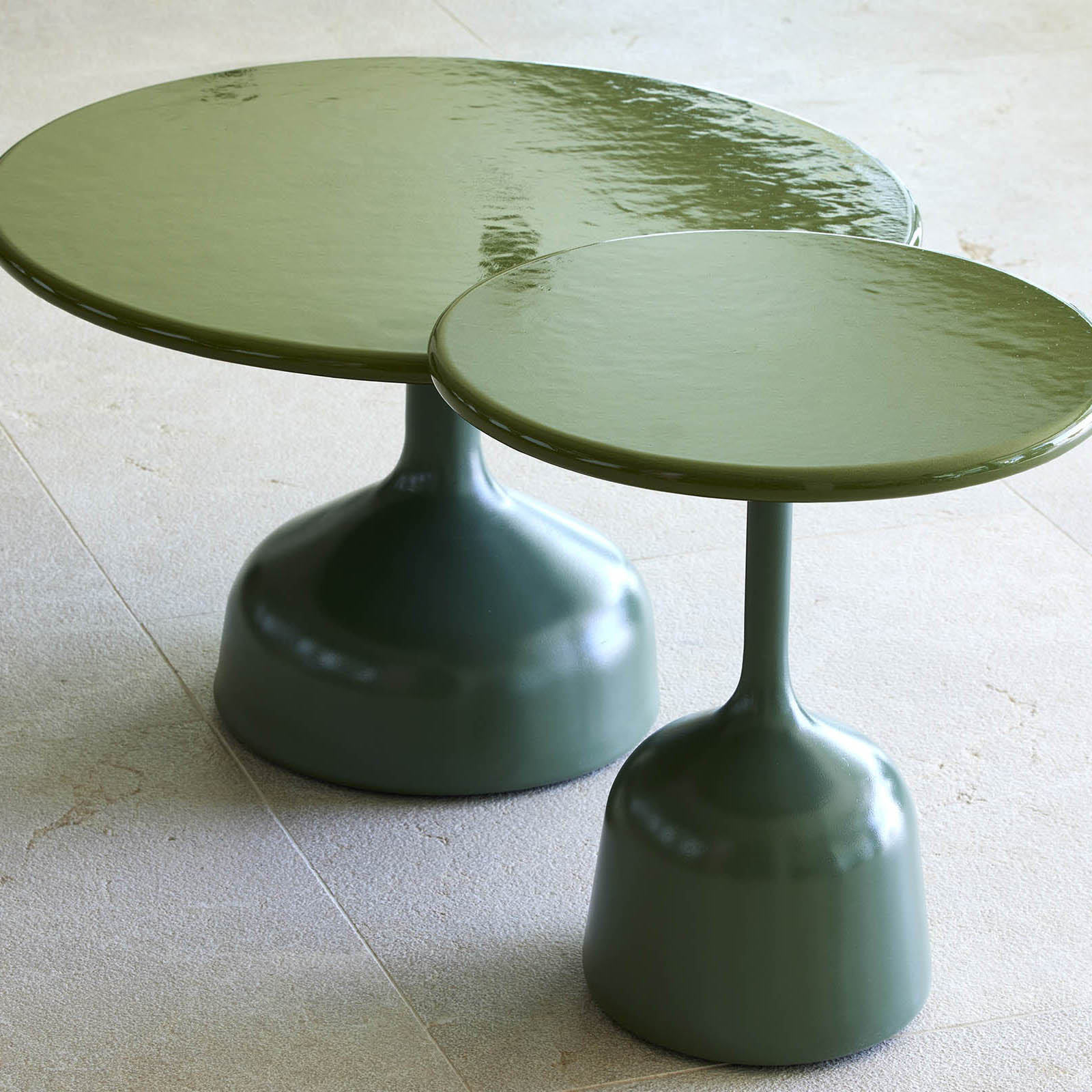 Glaze Couchtisch groß Durchmesser 70 cm aus Aluminium in Olive Green mit Tischplatte aus glasierter Lavastein Taupe