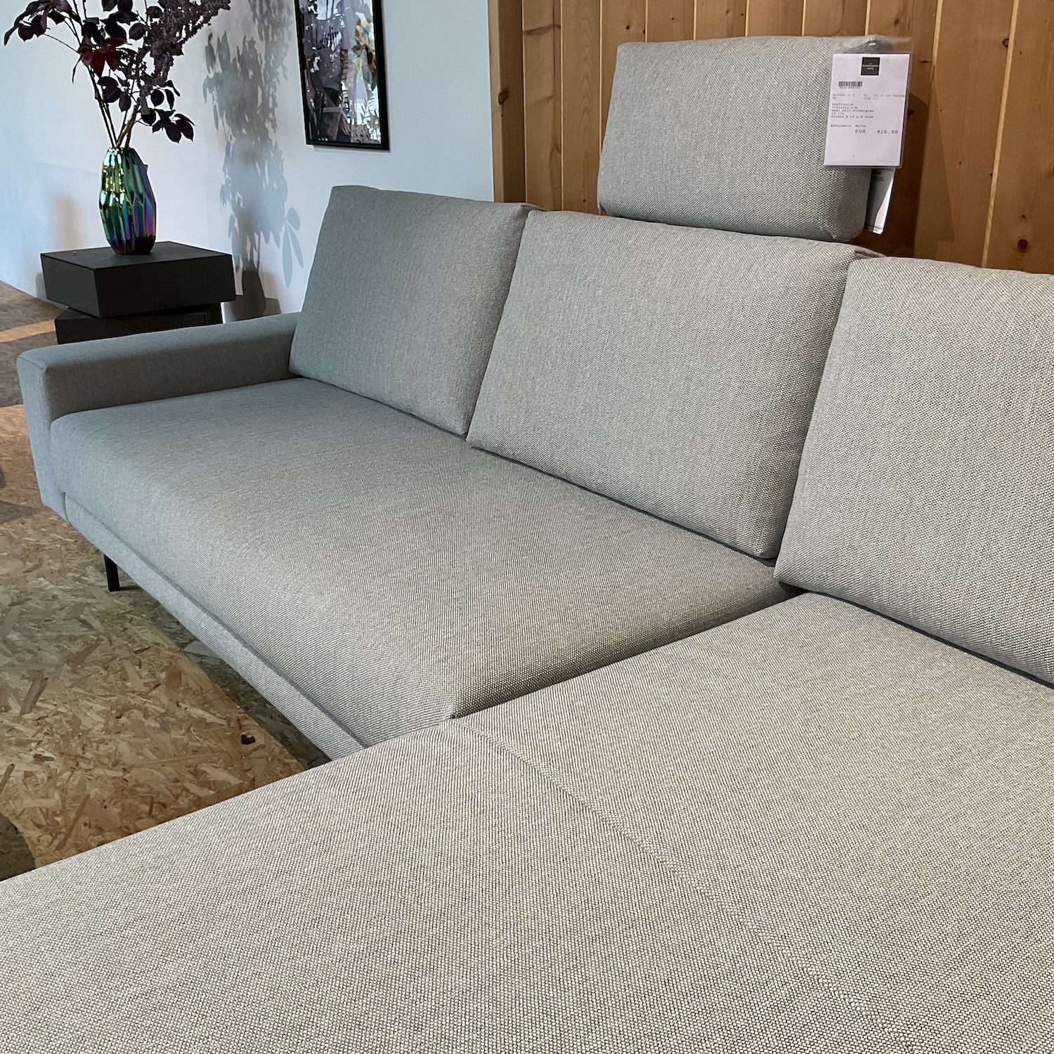 Sofa mit Kopfstütze und Sessel 170 als Kombination aus Stoff in Silbergrau