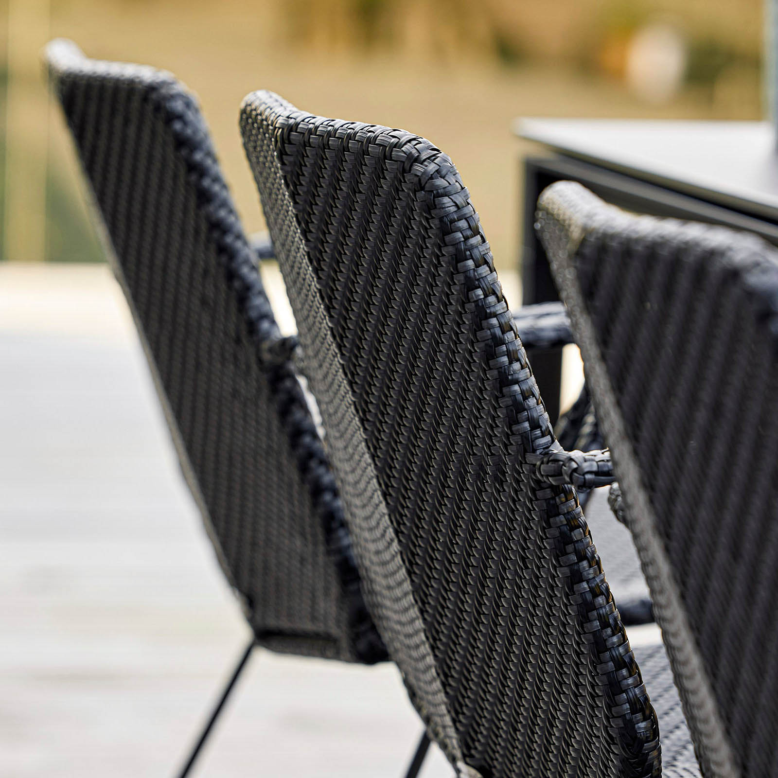 Vision Sessel mit Armlehne aus Cane-line Weave in Graphite