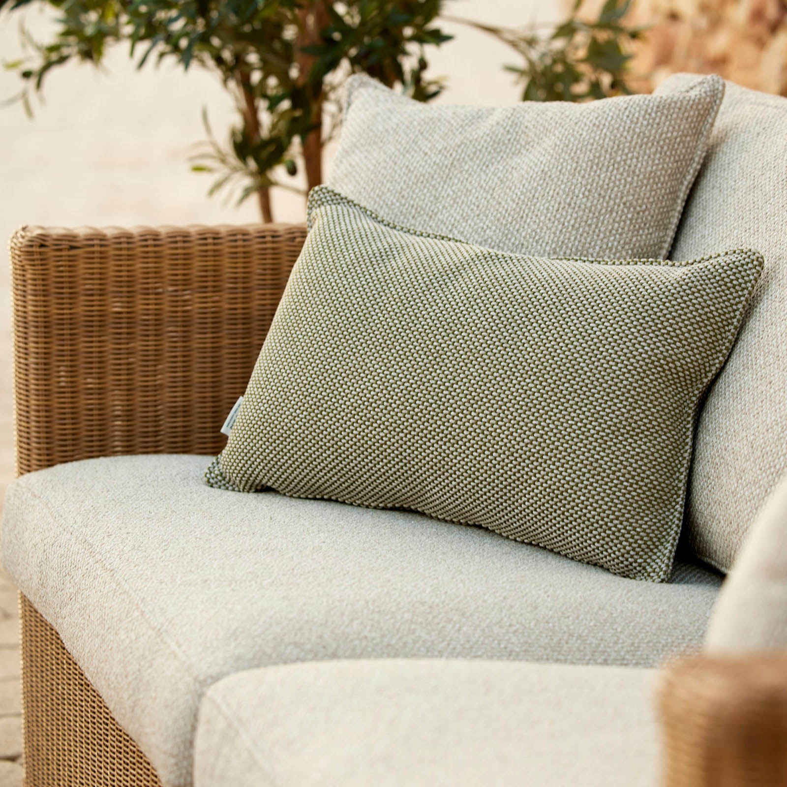 Chester 3-Sitzer Sofa aus Cane-line Weave in Graphite mit Kissen aus Cane-line Natté in Taupe