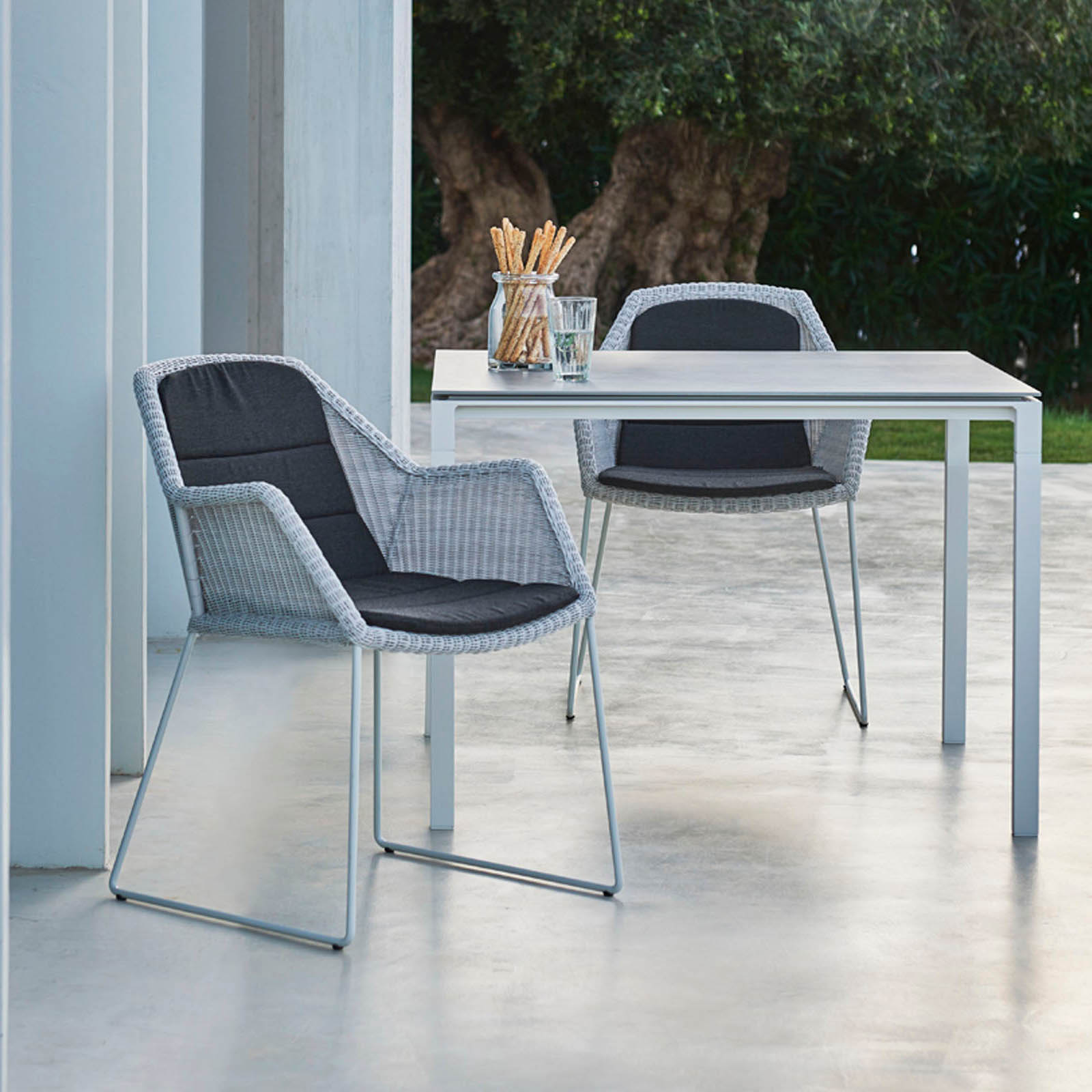 Breeze Stuhl aus Cane-line Weave in White Grey mit Kissen aus Cane-line Natté in Taupe