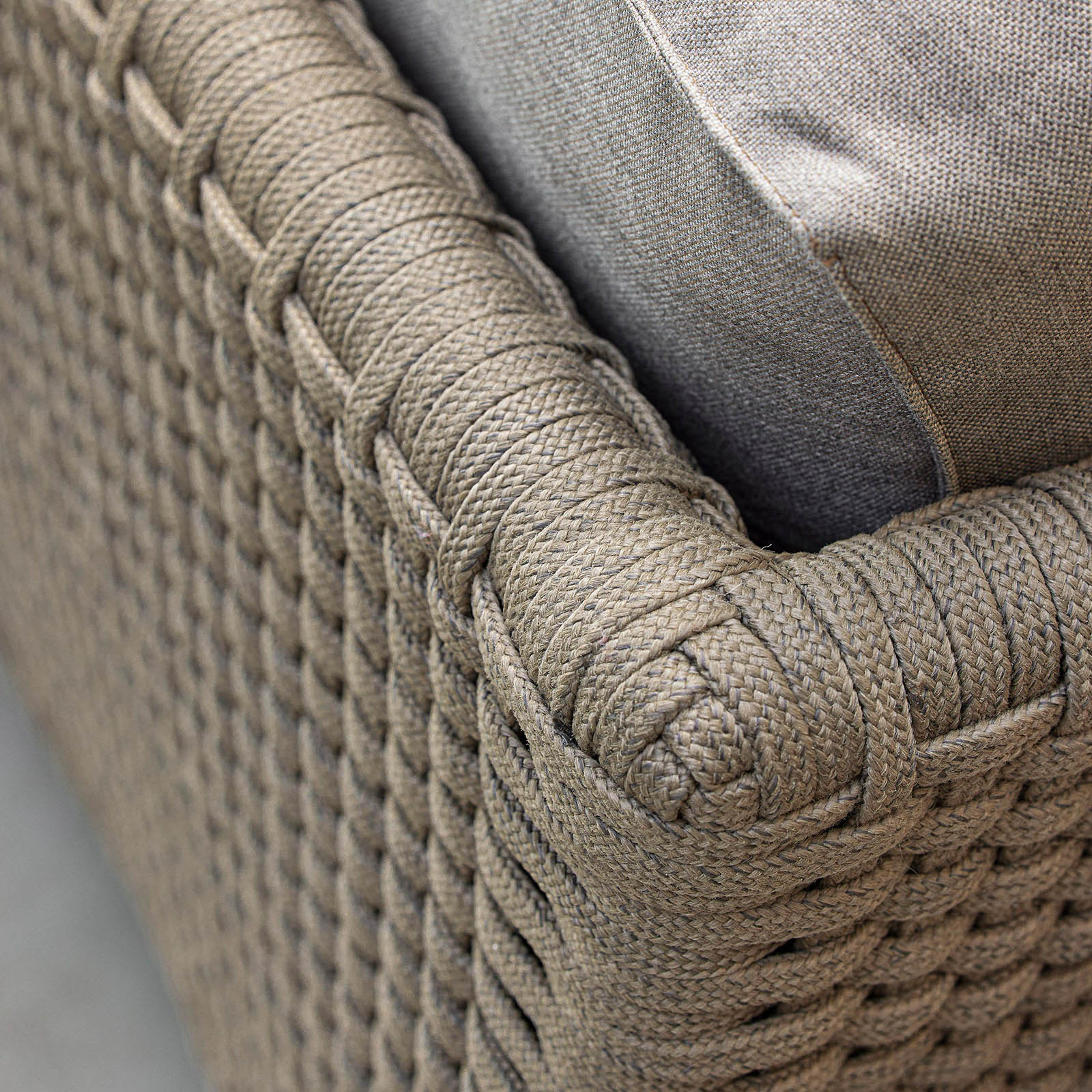 Diamond 2-Sitzer Sofa aus Cane-line Weave in Graphite mit Kissen aus Cane-line Natté in Grey