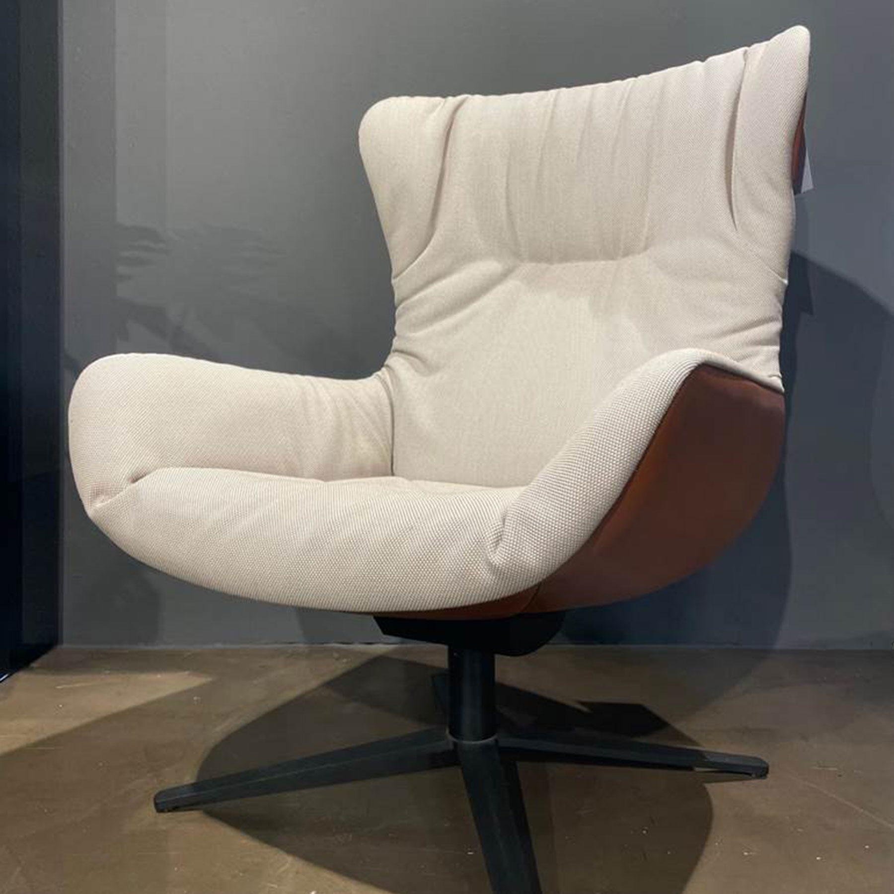 Leya Wingback Chair aus Stoff und Leder in Cocos Grau