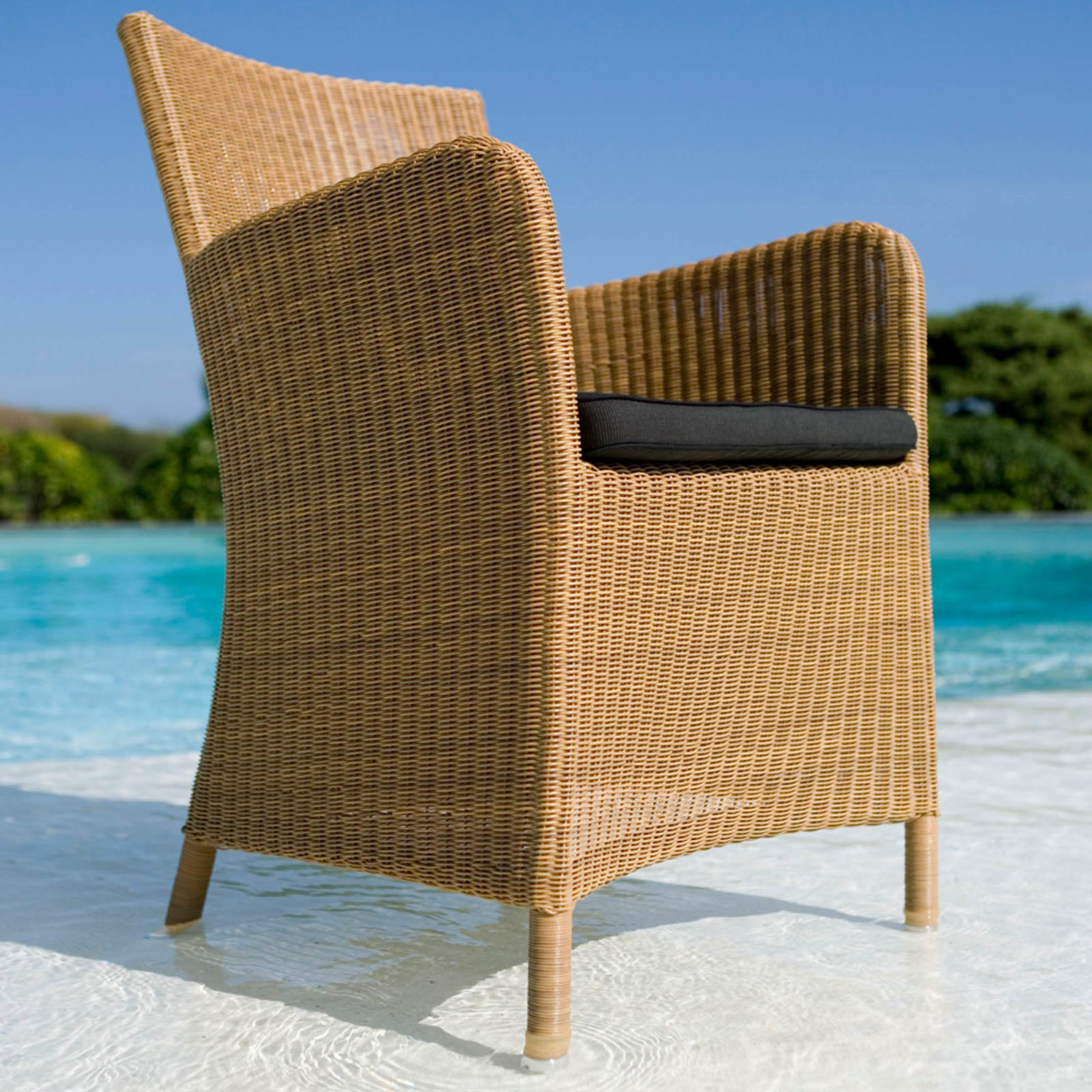 Hampsted Stuhl aus Cane-line Weave in Black mit Kissen aus Cane-line Natté in White