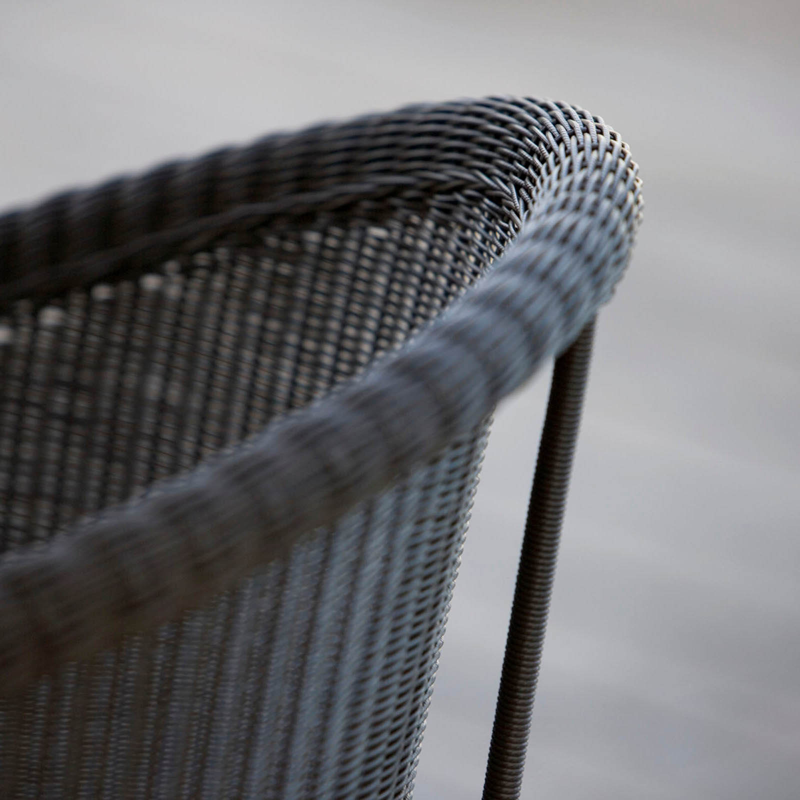 Trinity Stuhl aus Cane-line Weave in Graphite mit Kissen aus Cane-line Natté in Light Grey