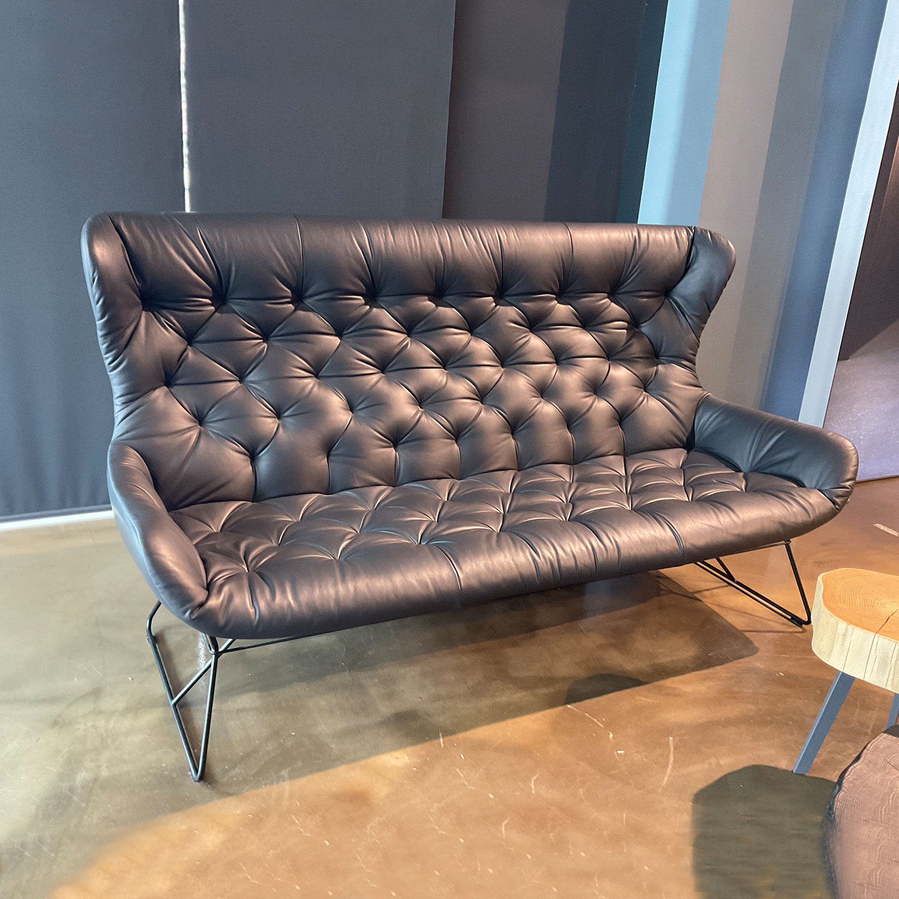 Sofa Leya Wingback Couch aus Leder in Grau