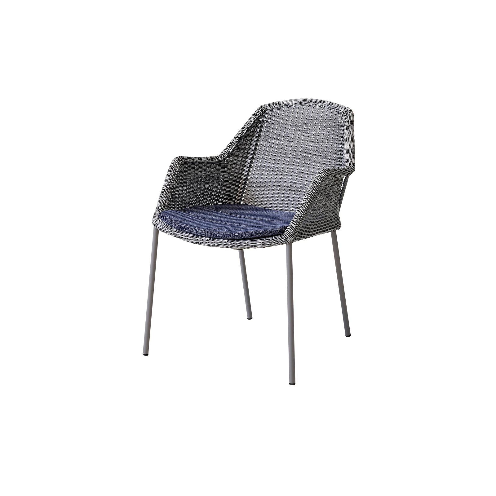 Breeze Stuhl aus Cane-line Weave in Light Grey mit Kissen aus Cane-line Link in Blue