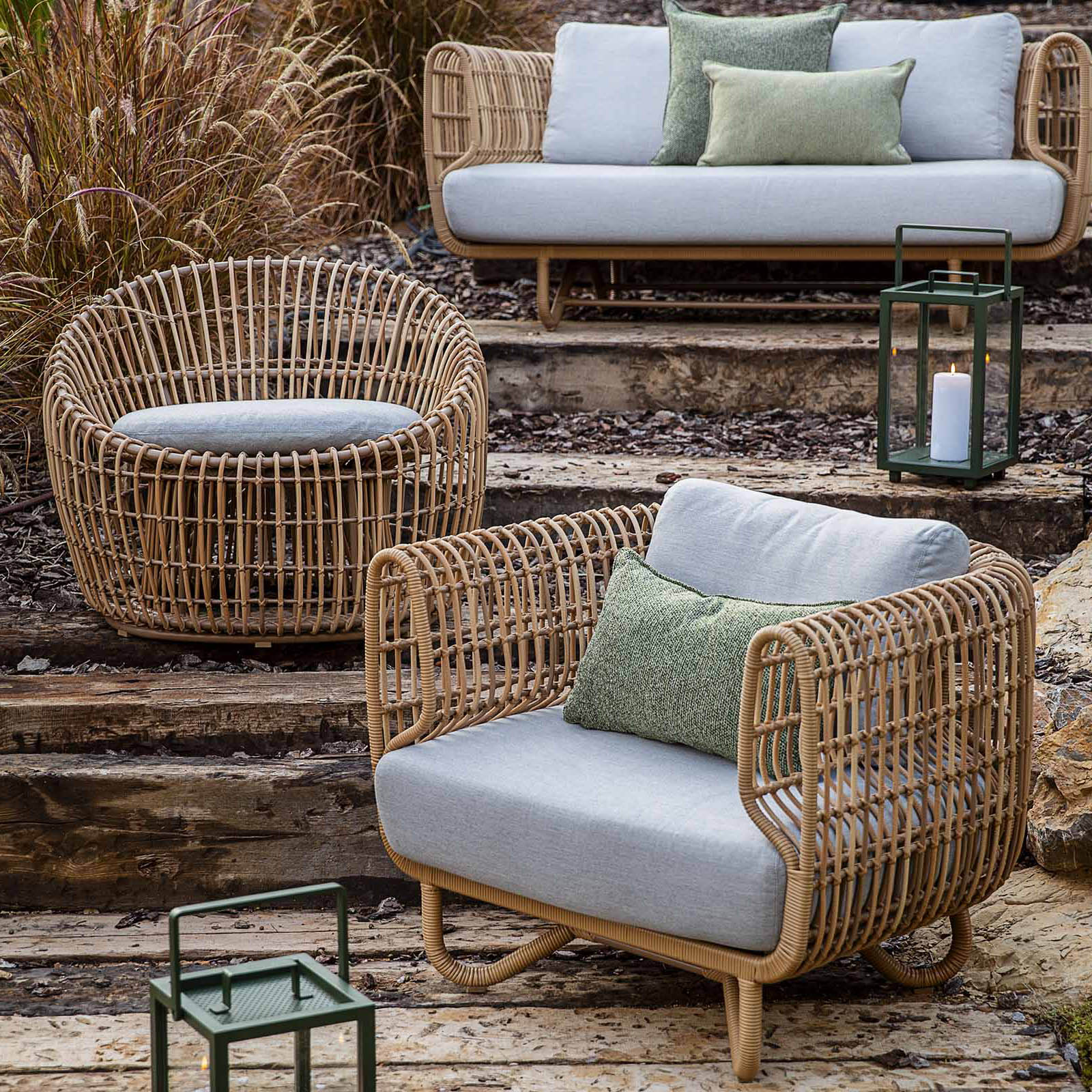 Nest 2-Sitzer Sofa aus Cane-line Weave in Natural mit Kissen aus Cane-line Natté in Light Grey