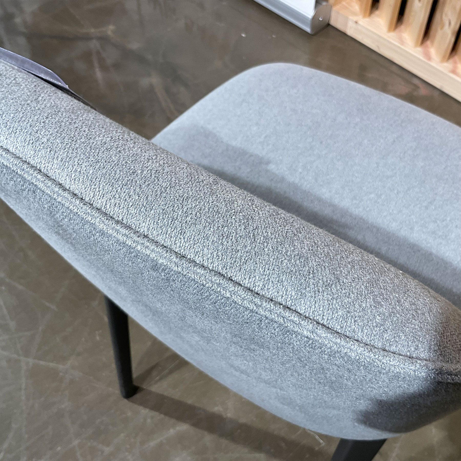 Softshell Sidechair aus Stoff in Mello Kieselgrau