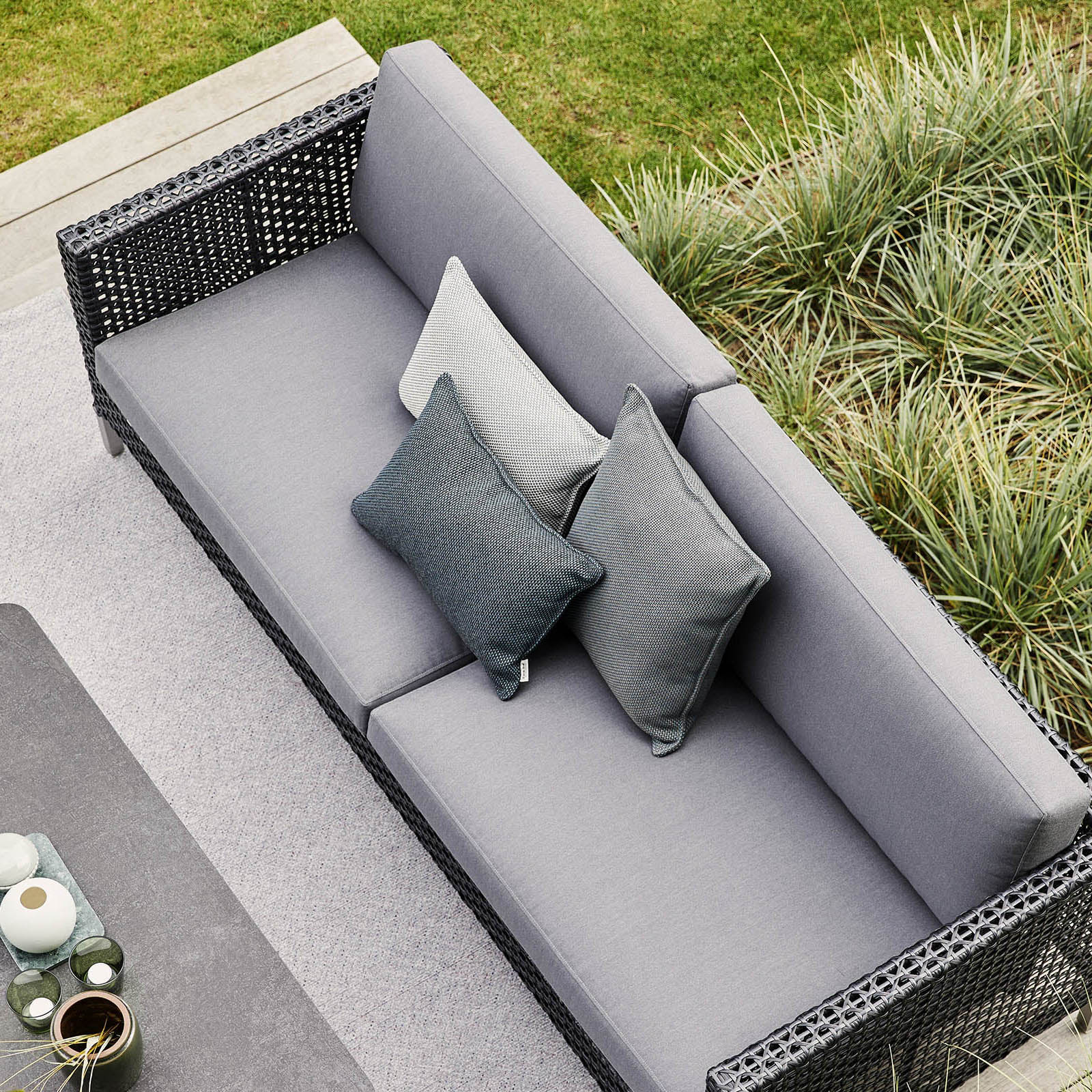 Connect 3-Sitzer Sofa aus Cane-line Weave in Taupe mit Kissen aus Cane-line Natté in Grey