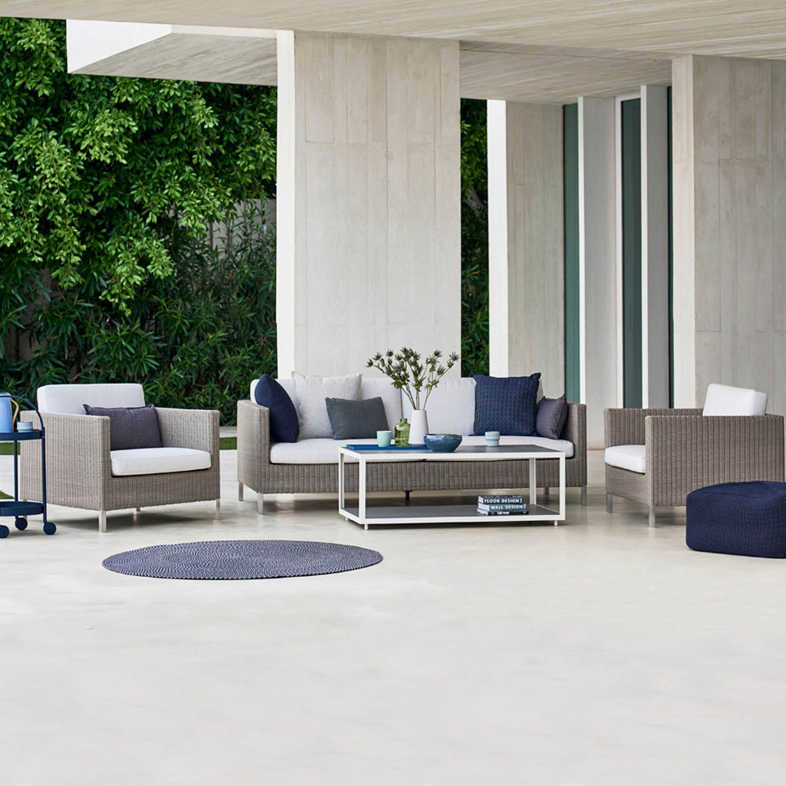 Connect 3-Sitzer Sofa aus Cane-line Weave in Graphite mit Kissen aus Cane-line Natté in Grey