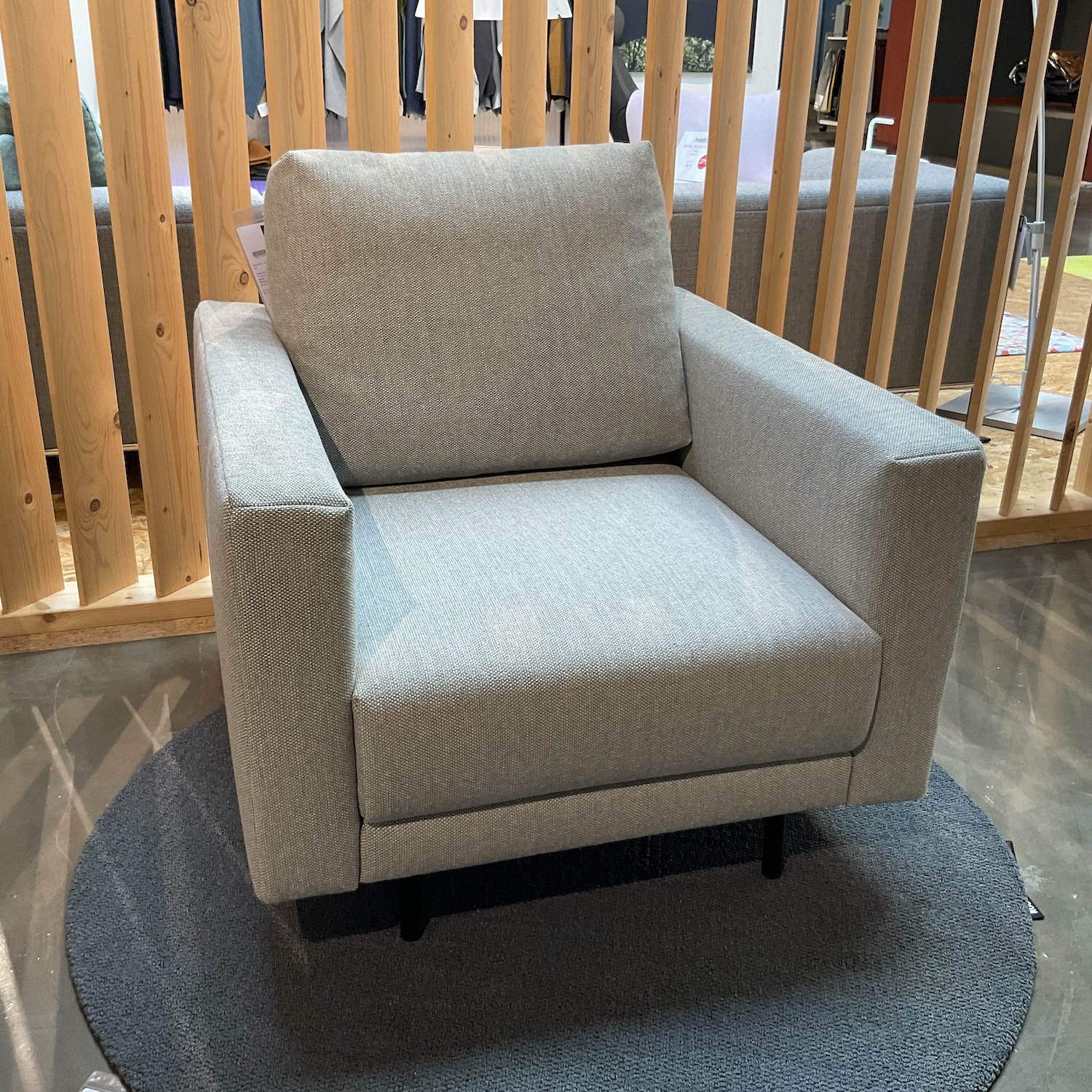 Sofa mit Kopfstütze und Sessel 170 als Kombination aus Stoff in Silbergrau