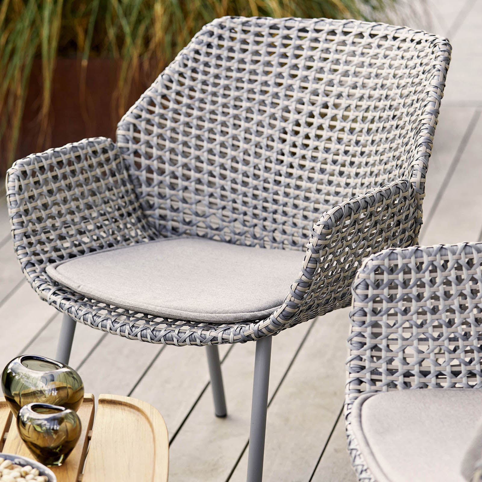 Vibe Loungesessel aus Cane-line Weave in Graphite mit Kissen aus Cane-line Wove in Light Brown