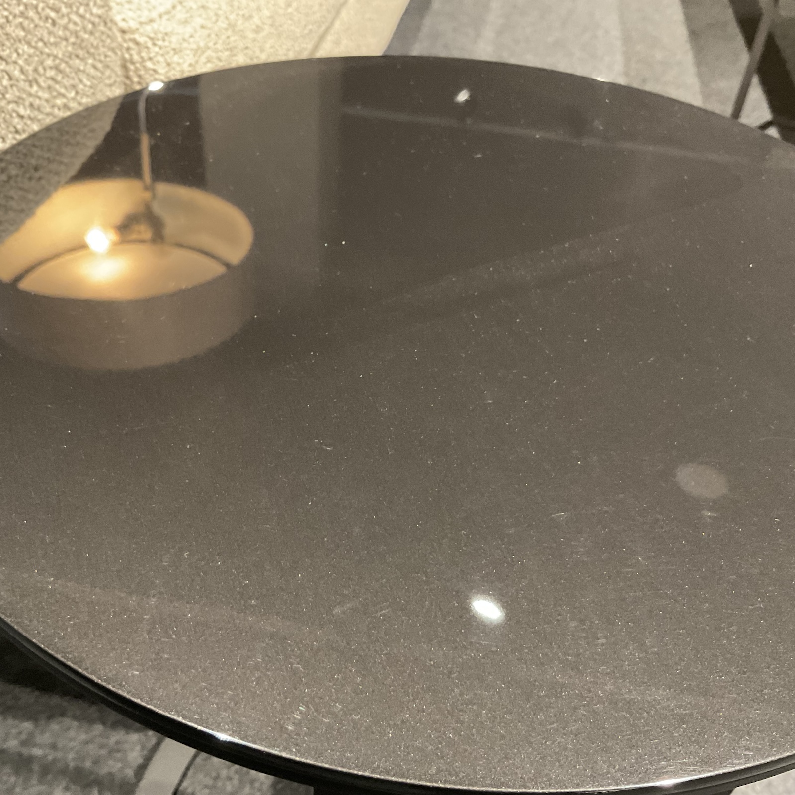 Kleiner Tisch Frank mit Platte aus Schiefer in Schwarz