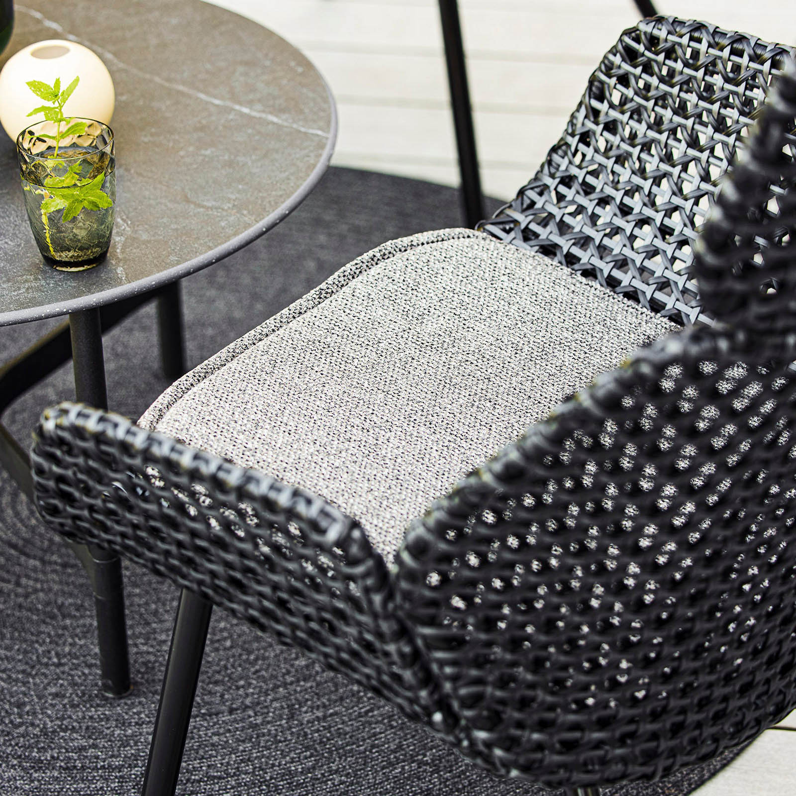 Vibe Hochlehnsessel aus Cane-line Weave in Graphite