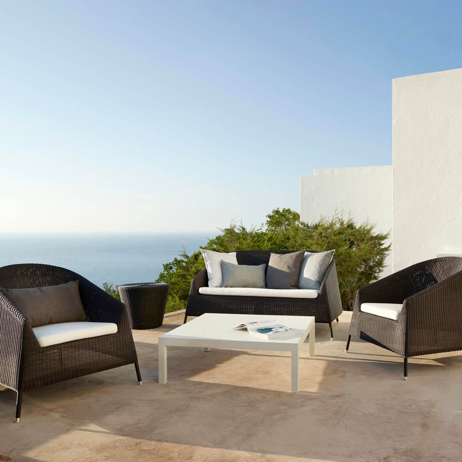 Kingston 2-Sitzer Sofa aus Cane-line Weave in White Grey mit Kissen aus Cane-line Natté in Light Grey