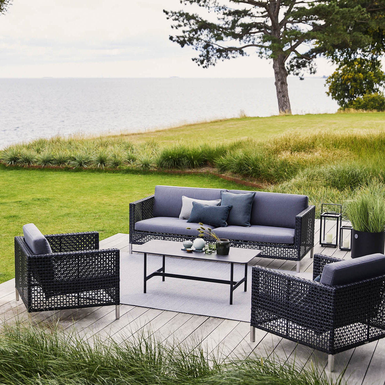 Connect 3-Sitzer Sofa aus Cane-line Weave in Graphite mit Kissen aus Cane-line Natté in Grey